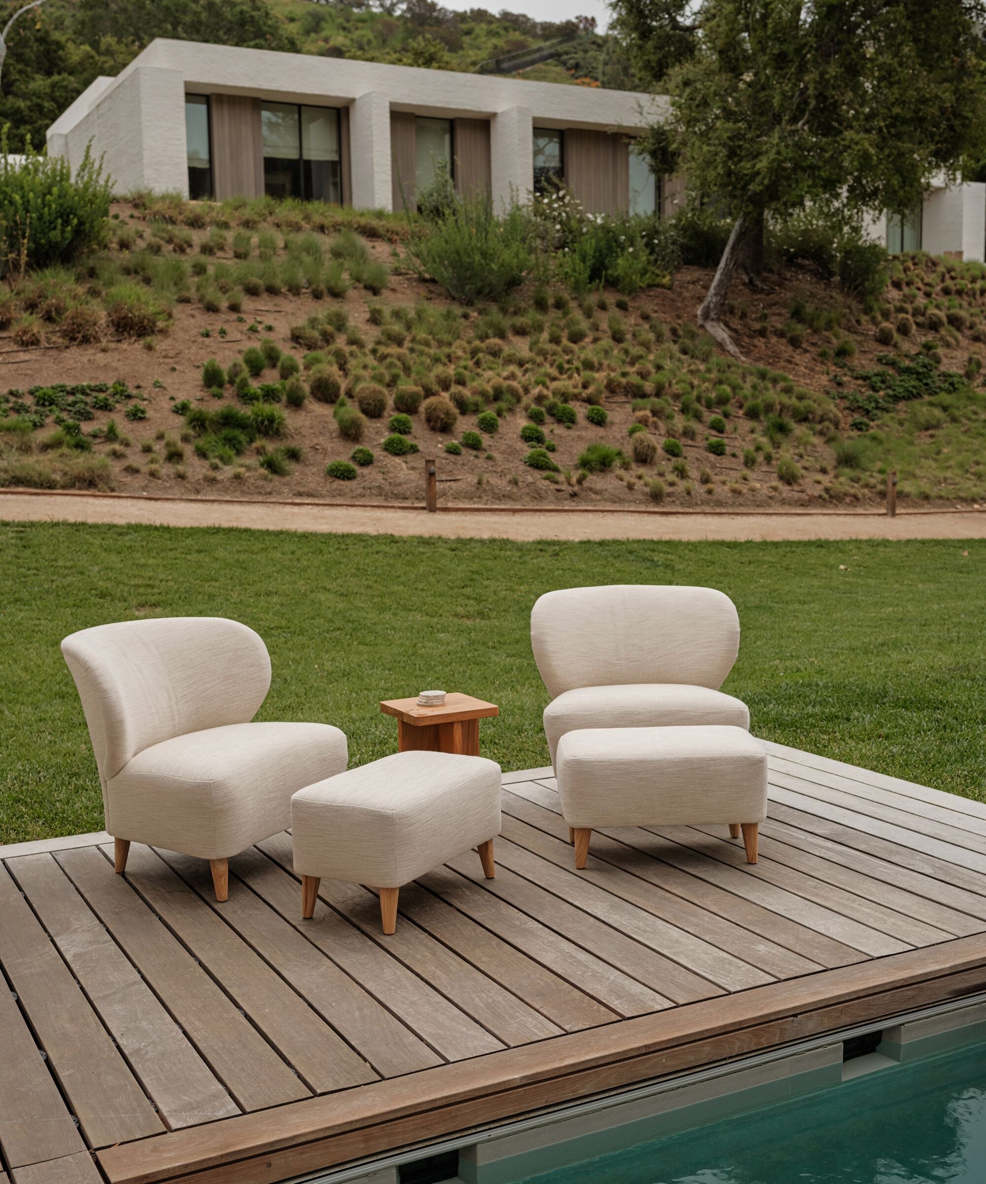 https://cdn.shopify.com/s/files/1/0565/1234/8333/files/outdoor-brentwood-chair-performance-natural-3.jpg?v=1682453353
