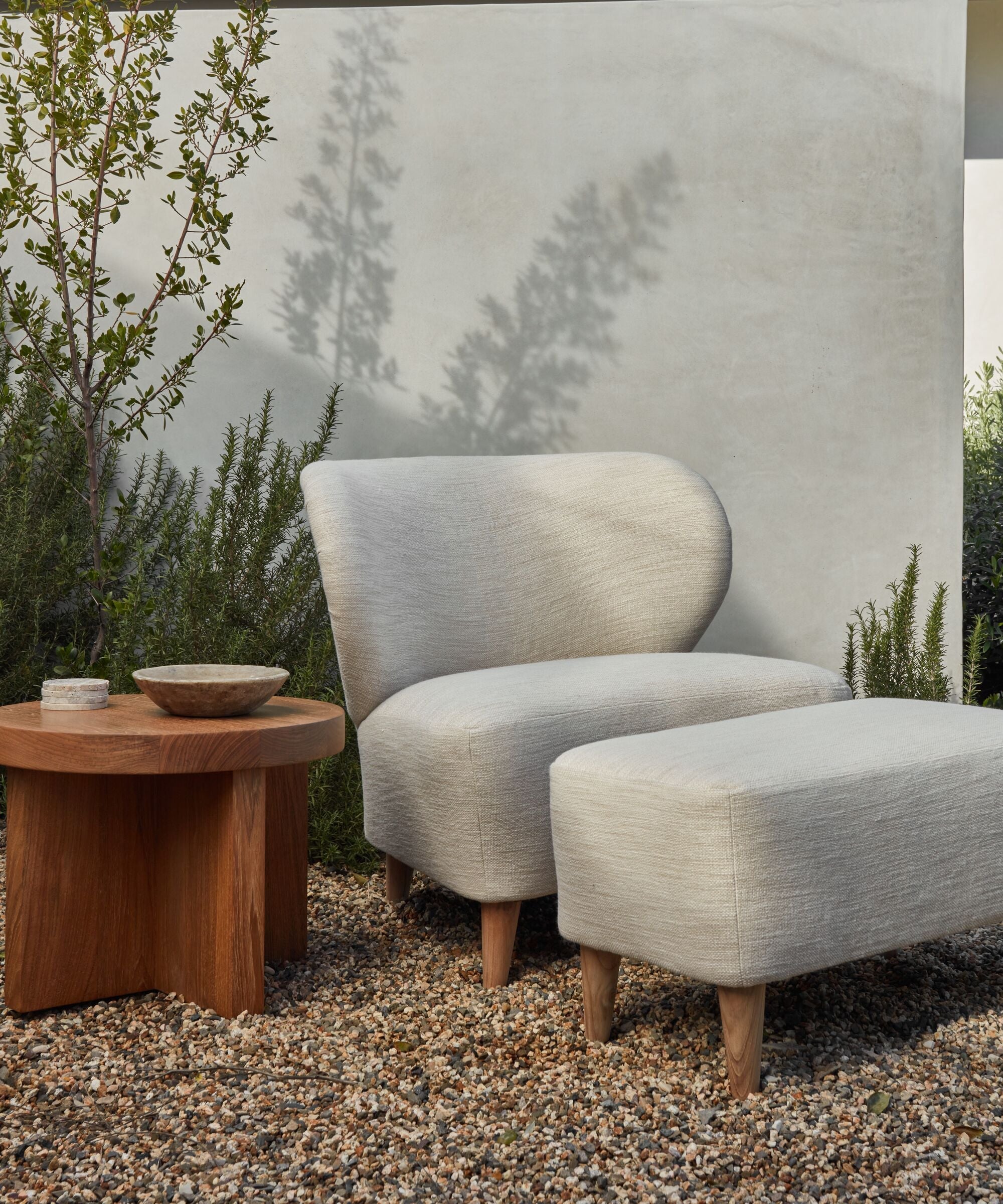 https://cdn.shopify.com/s/files/1/0565/1234/8333/files/outdoor-brentwood-chair-performance-natural-4_9856dc23-1b41-49f0-8045-1cddd40ad8ac.jpg?v=1682453612