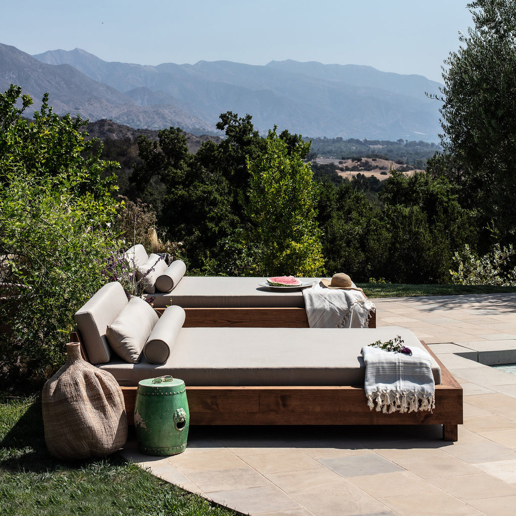 https://cdn.shopify.com/s/files/1/0593/2217/1565/files/outdoor-daybeds-teak-single.jpg?v=1740159359