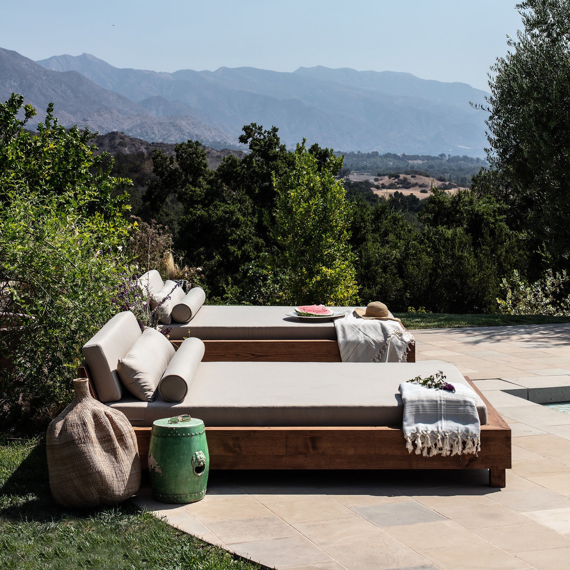 https://cdn.shopify.com/s/files/1/0593/2217/1565/files/outdoor-daybeds-teak-single.jpg?v=1740159359