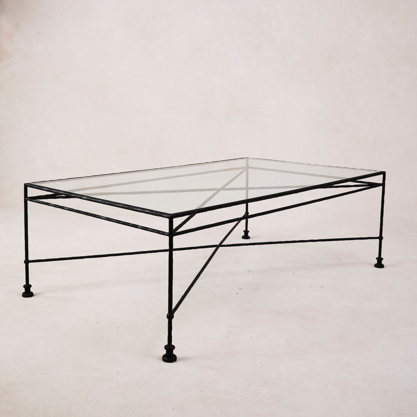 https://cdn.shopify.com/s/files/1/0593/2217/1565/files/outdoor-glass-iron-coffee-table.jpg?v=1714686007