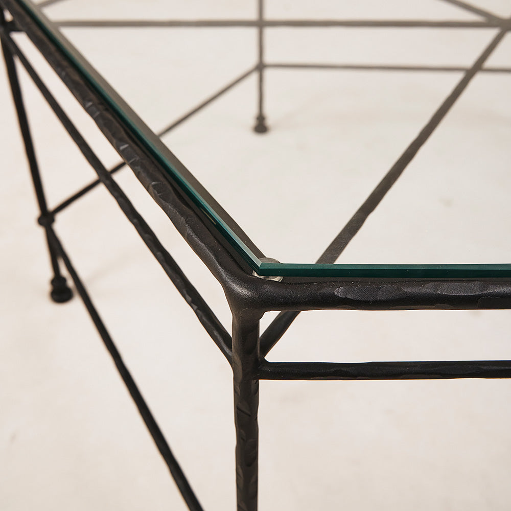 https://cdn.shopify.com/s/files/1/0593/2217/1565/files/outdoor-iron-glass-round-coffee-table3.jpg?v=1714429591