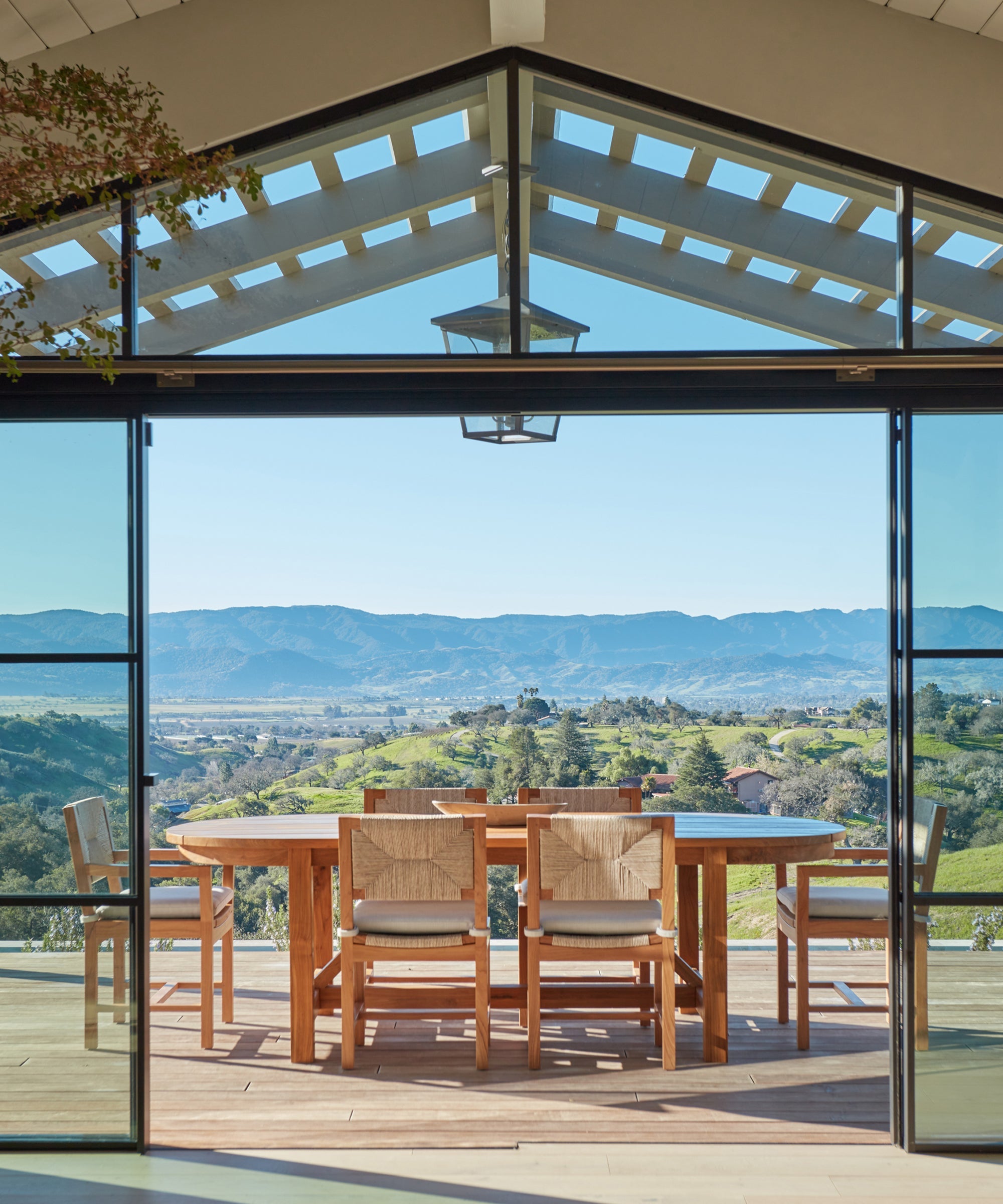https://cdn.shopify.com/s/files/1/0565/1234/8333/files/outdoor-oval-montecito-dining-table-teak-3.jpg?v=1682458177