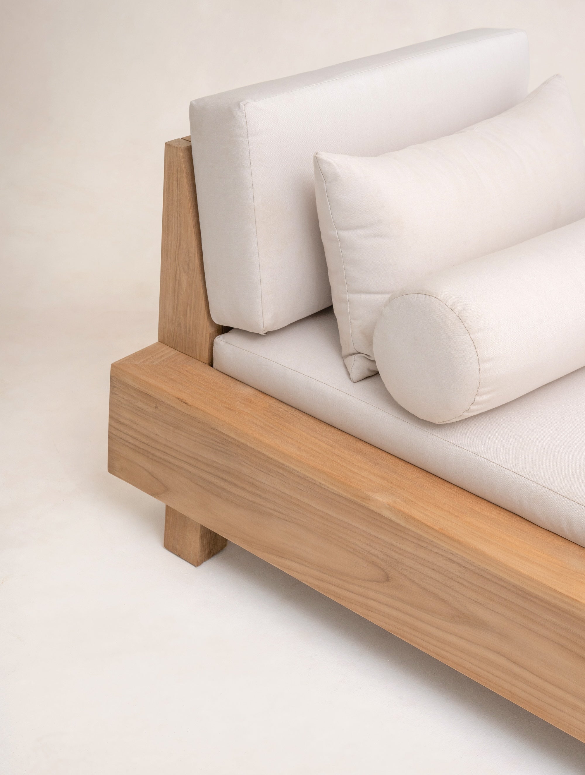 https://cdn.shopify.com/s/files/1/0593/2217/1565/files/outdoor-teak-daybed-sunbrella.jpg?v=1740159346