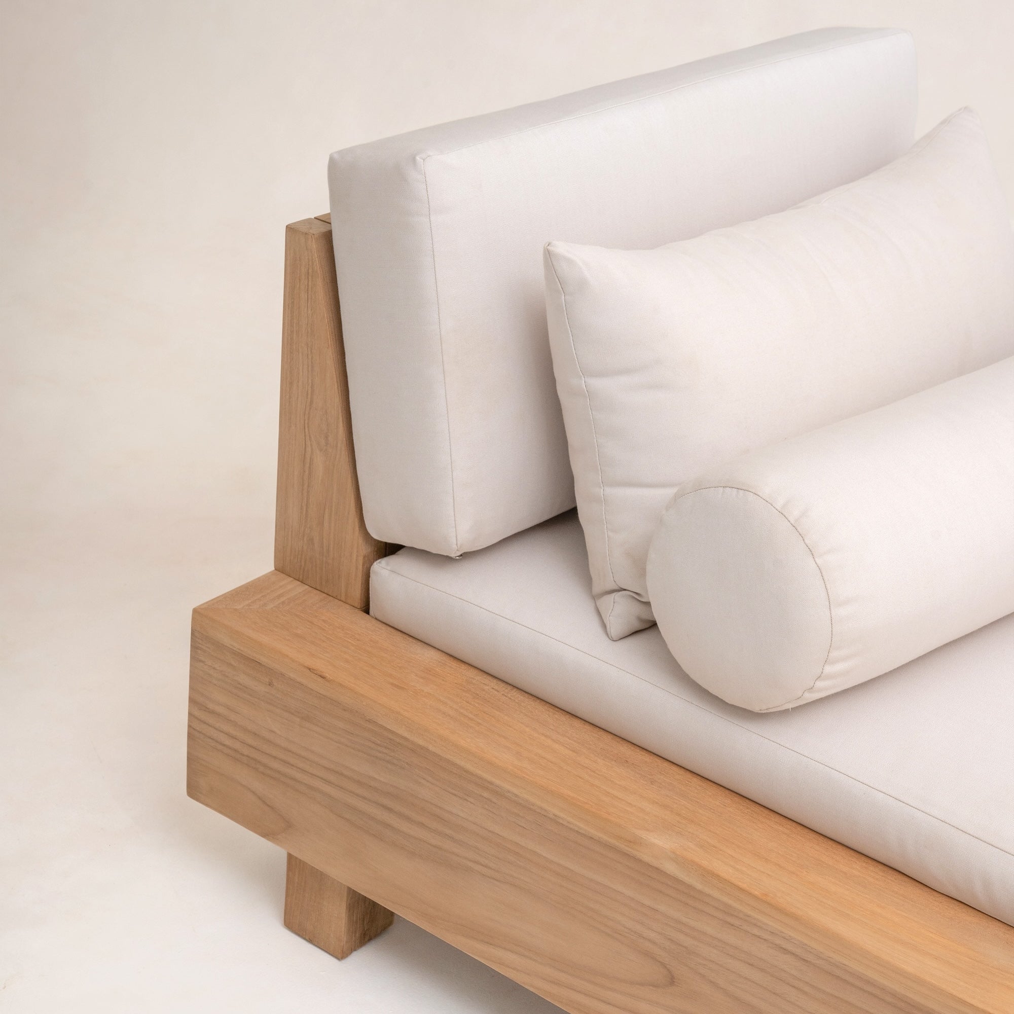 https://cdn.shopify.com/s/files/1/0593/2217/1565/files/outdoor-teak-daybed-sunbrella_5723dc50-c1c7-4d44-baf0-648e718ce471.jpg?v=1740159346