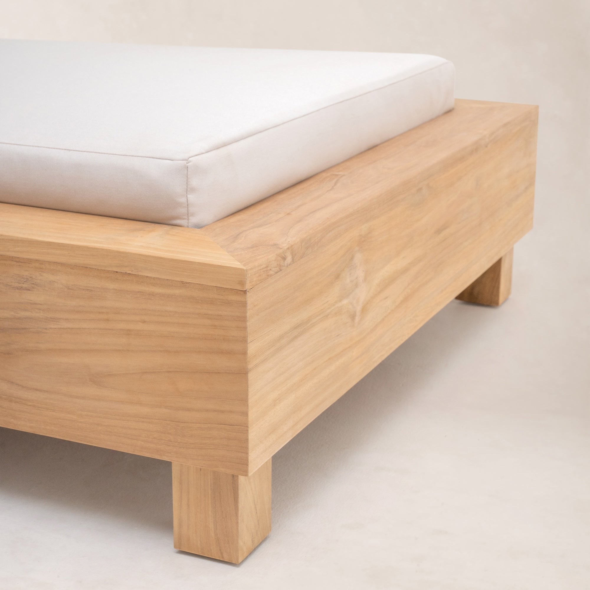 https://cdn.shopify.com/s/files/1/0593/2217/1565/files/outdoor-teak-daybed-wood.jpg?v=1740159346