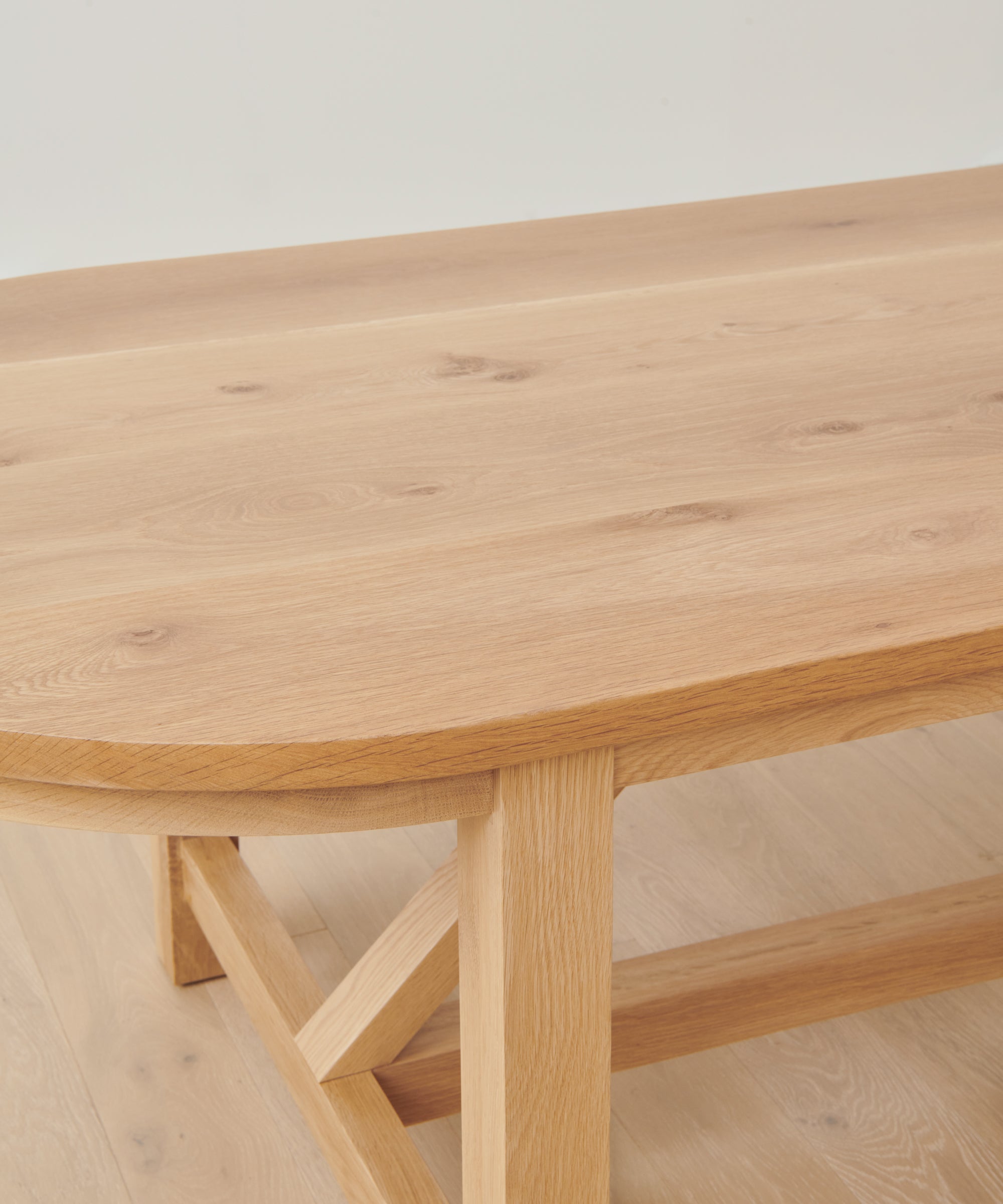 https://cdn.shopify.com/s/files/1/0565/1234/8333/files/oval-montecito-dining-table-oak-2.jpg?v=1685989589