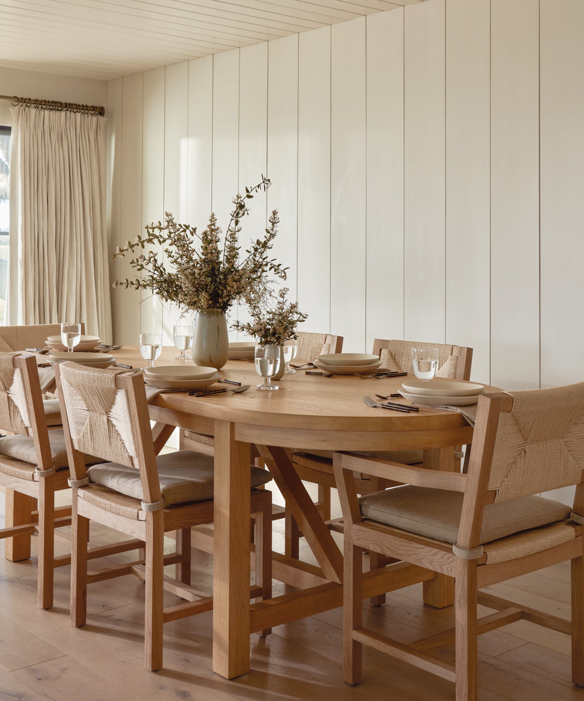 https://cdn.shopify.com/s/files/1/0565/1234/8333/files/oval-montecito-dining-table-oak-3.jpg?v=1685989589