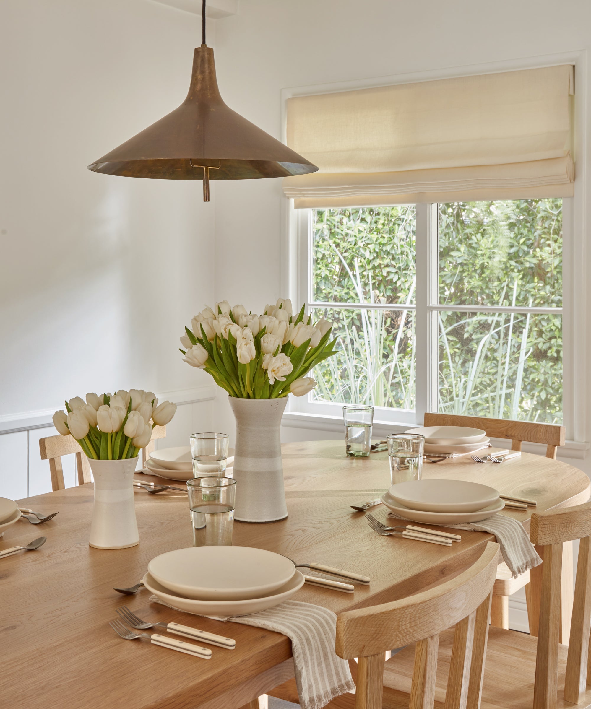 https://cdn.shopify.com/s/files/1/0565/1234/8333/files/oval-montecito-dining-table-oak-4.jpg?v=1685989589