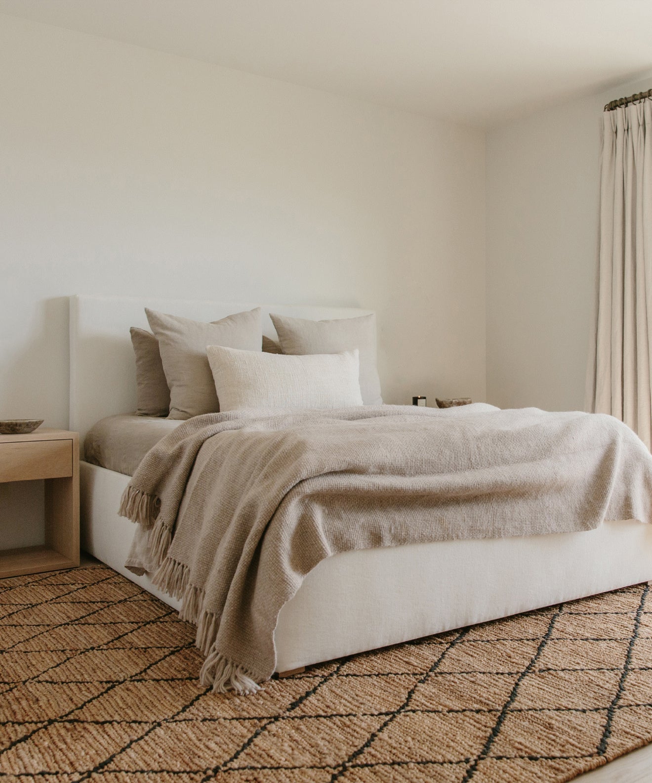 https://cdn.shopify.com/s/files/1/0565/1234/8333/files/pacific-bed-ivory-linen-3.jpg?v=1725496830