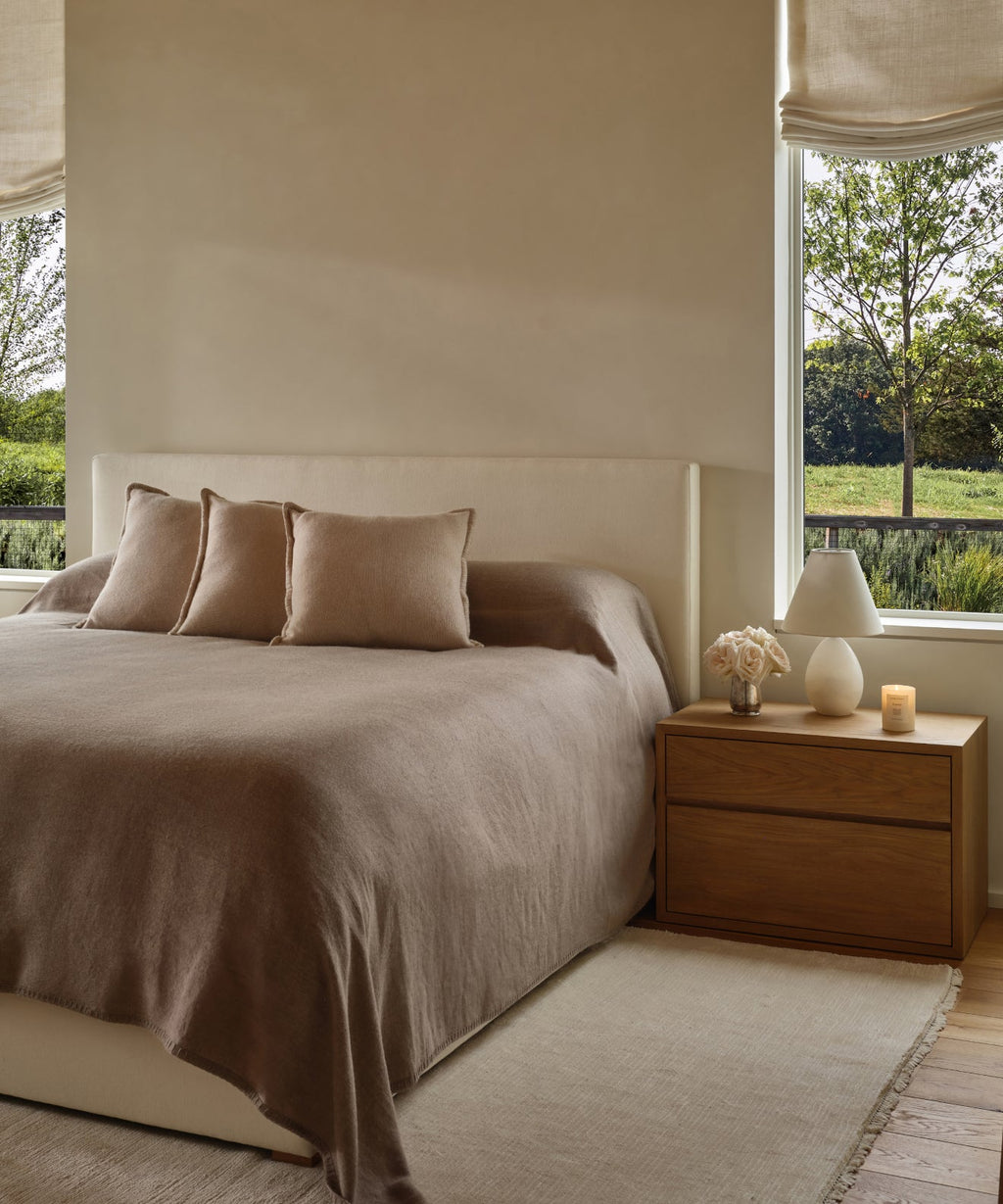 https://cdn.shopify.com/s/files/1/0565/1234/8333/files/pacific-bed-ivory-linen.jpg?v=1725496812