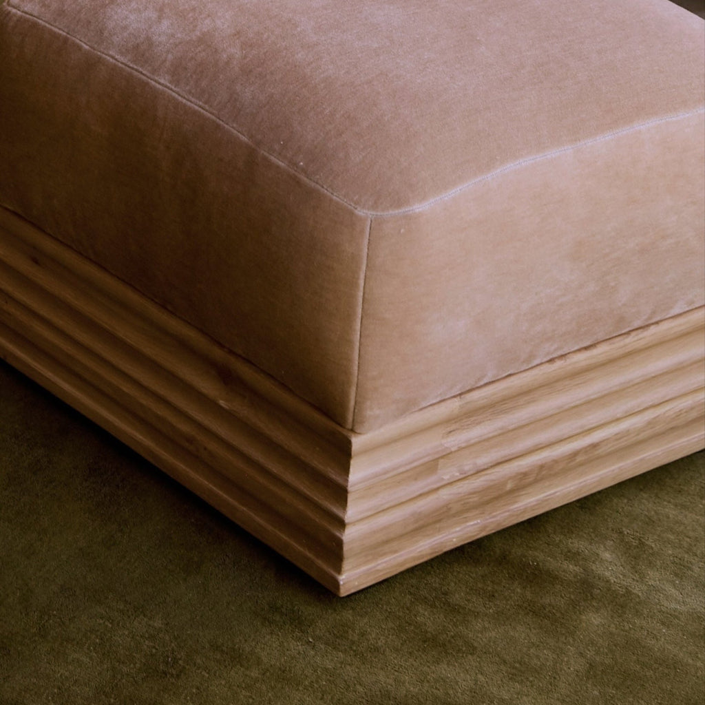 https://cdn.shopify.com/s/files/1/0593/2217/1565/files/palazzo-mohair-ottoman-nude-house-of-leon.jpg?v=1740460662
