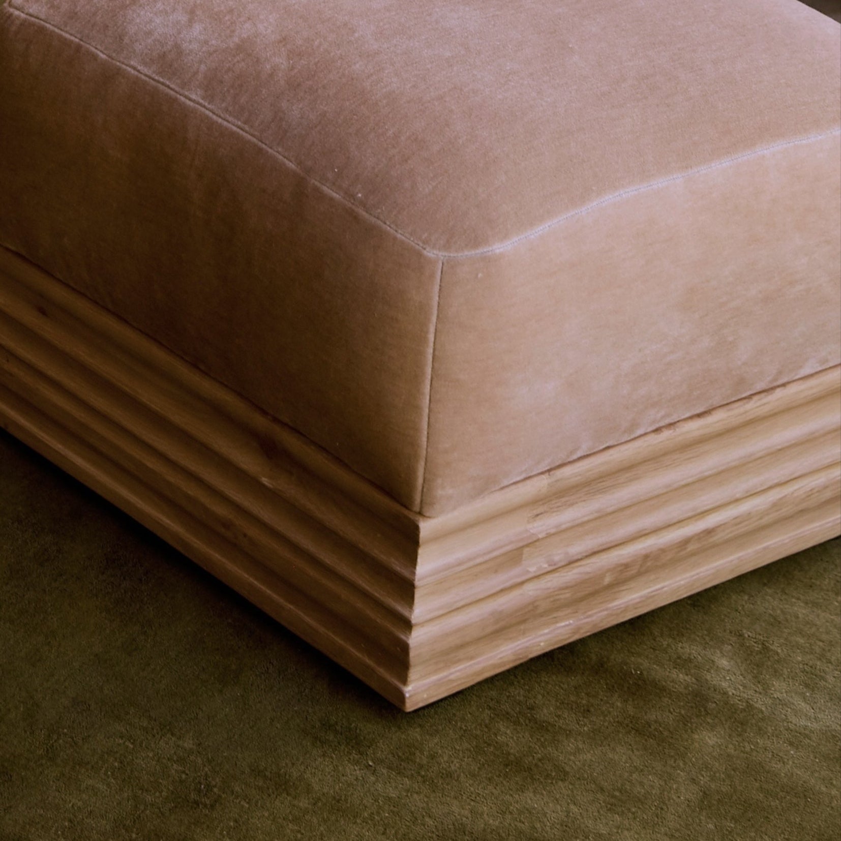 https://cdn.shopify.com/s/files/1/0593/2217/1565/files/palazzo-mohair-ottoman-nude-house-of-leon.jpg?v=1740460662