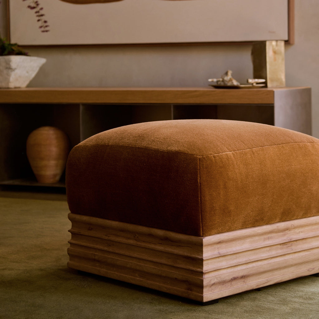 https://cdn.shopify.com/s/files/1/0593/2217/1565/files/palazzo-pouf-ambra.jpg?v=1740460294
