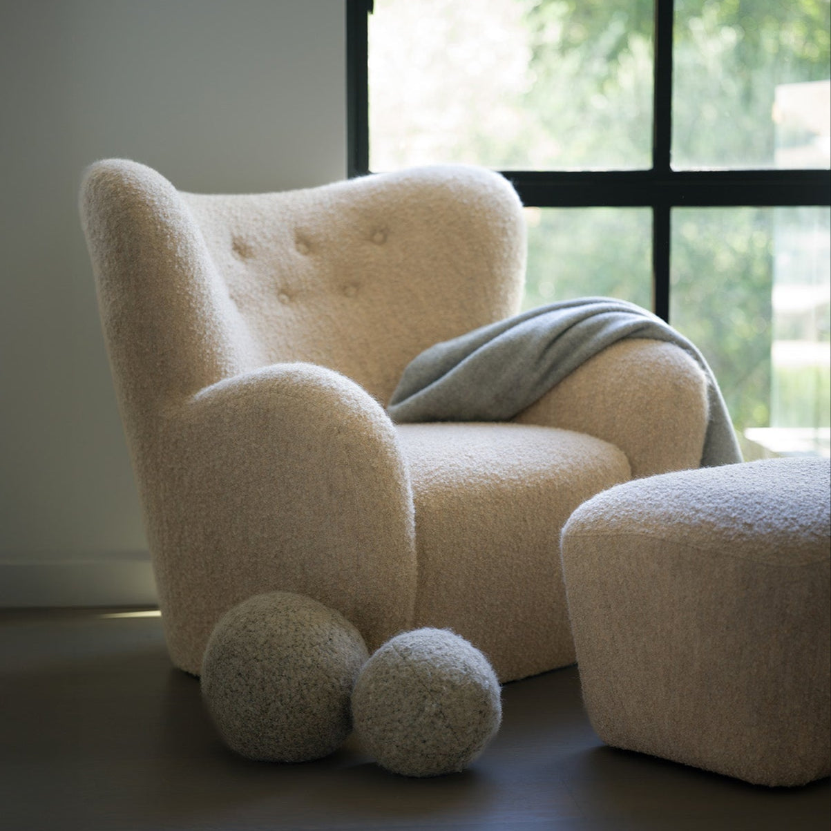 https://cdn.shopify.com/s/files/1/0593/2217/1565/files/papa-teddy-lounge-chair-white-boucle-lifestyle.jpg?v=1745192794