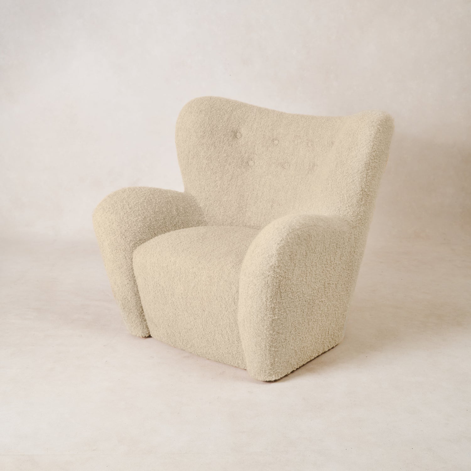 https://cdn.shopify.com/s/files/1/0593/2217/1565/files/papa-teddy-lounge-chair-white-boucle.jpg?v=1740443574