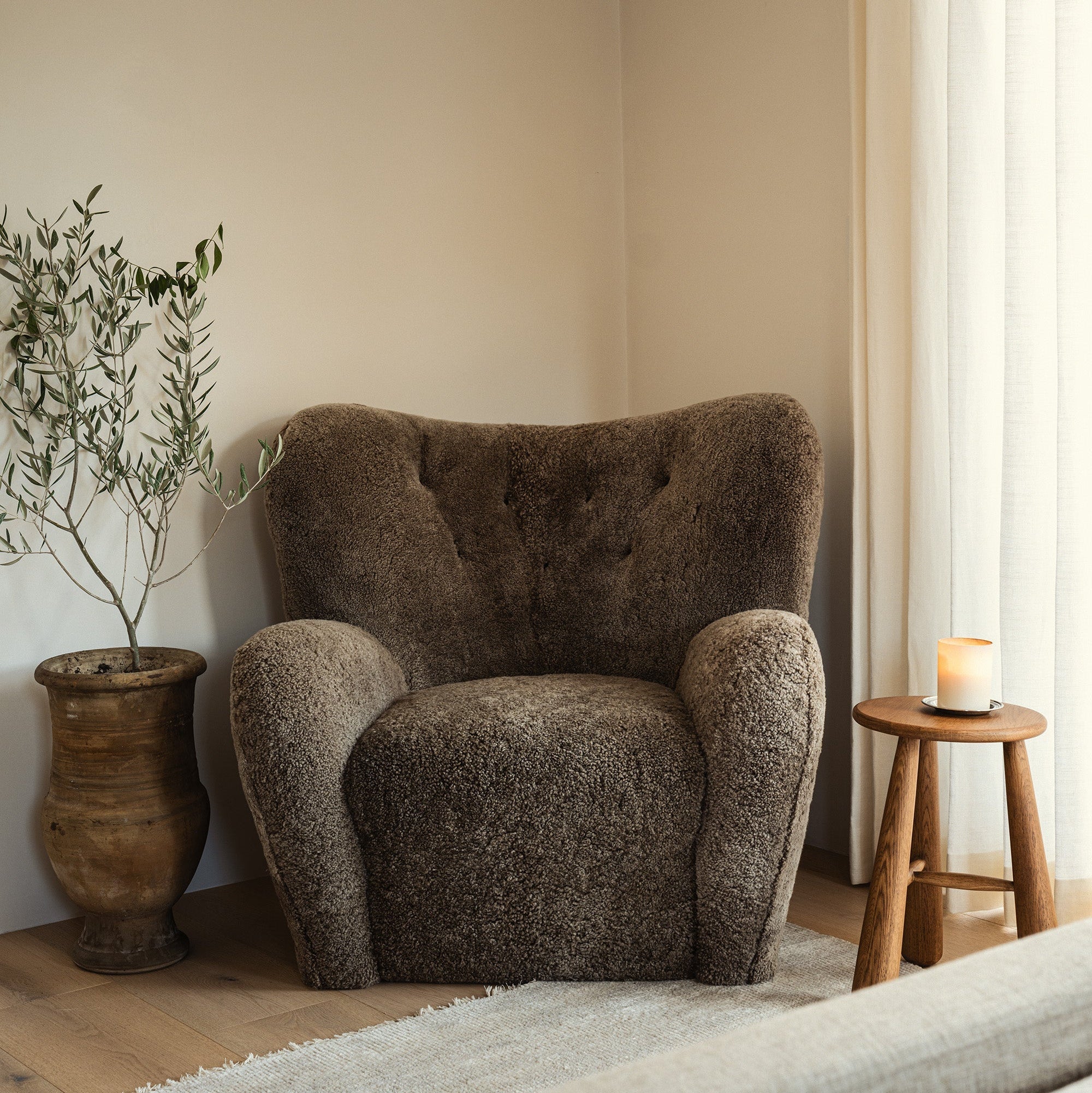 https://cdn.shopify.com/s/files/1/0593/2217/1565/files/papa-teddy-taupe-shearling.jpg?v=1772047940