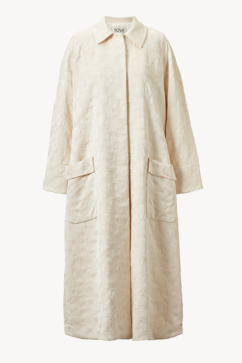 https://cdn.shopify.com/s/files/1/0155/8868/7920/files/peren_trench_tove.jpg?v=1710346051