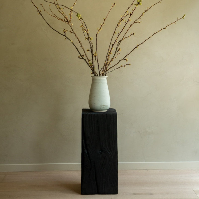 https://cdn.shopify.com/s/files/1/0593/2217/1565/files/sculptural-pedestal-plinth.jpg?v=1730420367