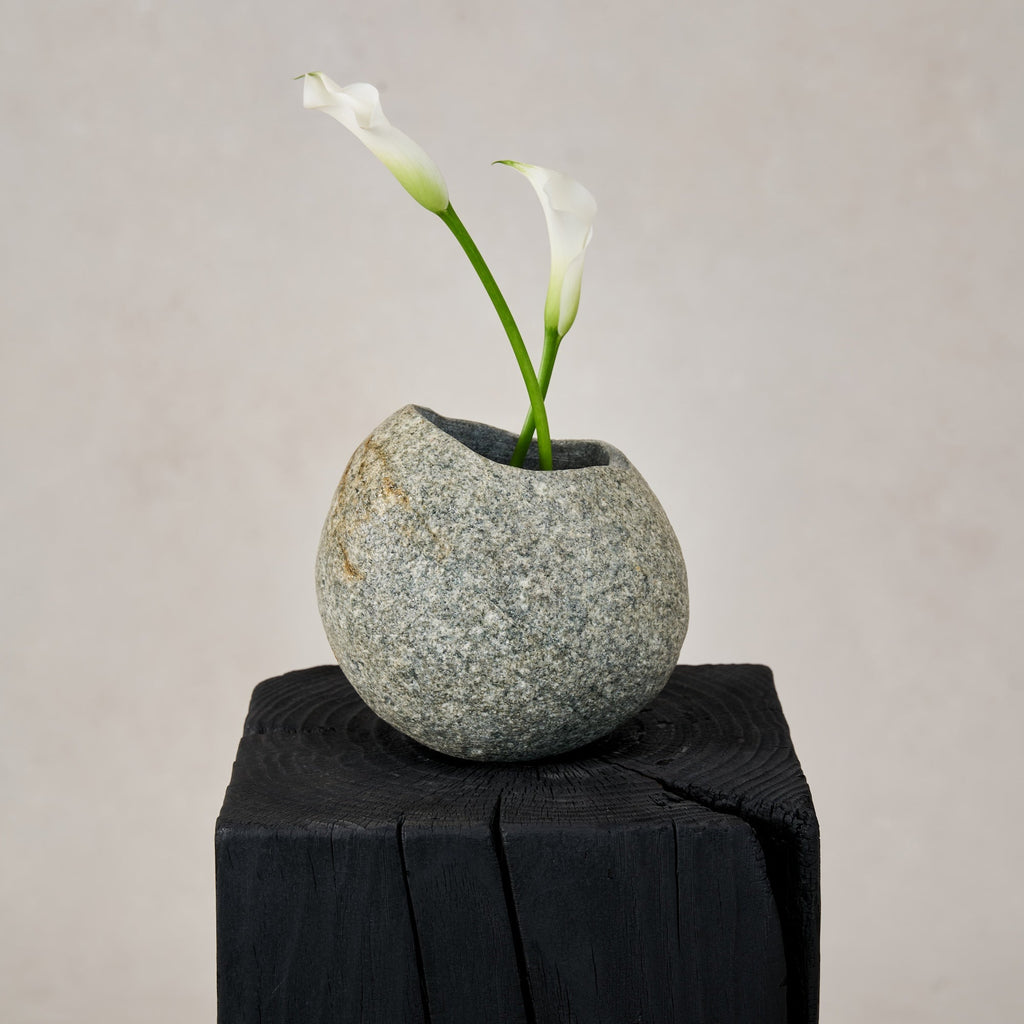 https://cdn.shopify.com/s/files/1/0593/2217/1565/files/stone-vase-gift-house-of-leon.jpg?v=1722640619
