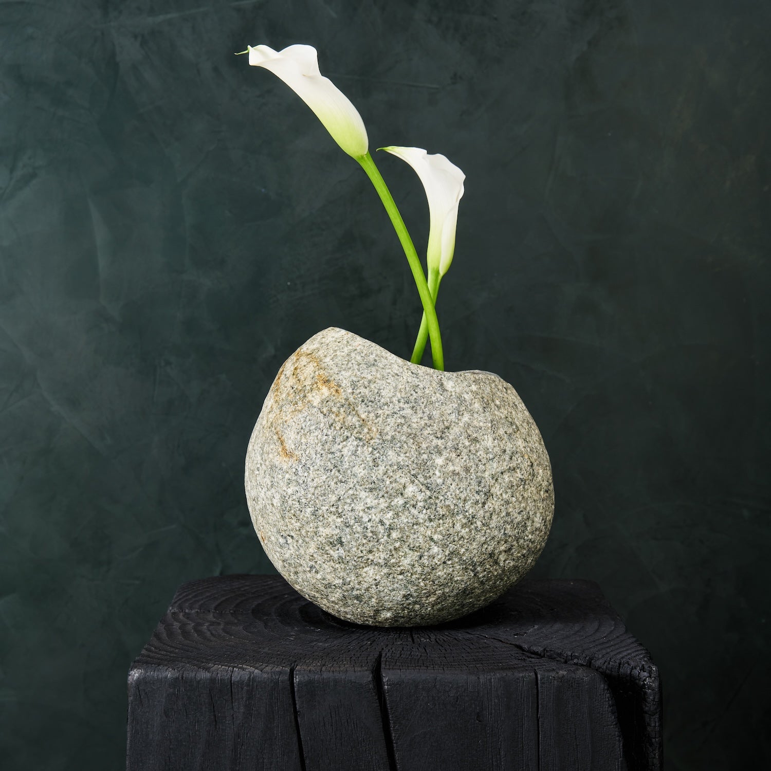 https://cdn.shopify.com/s/files/1/0593/2217/1565/files/stone-vase-gift.jpg?v=1722640595