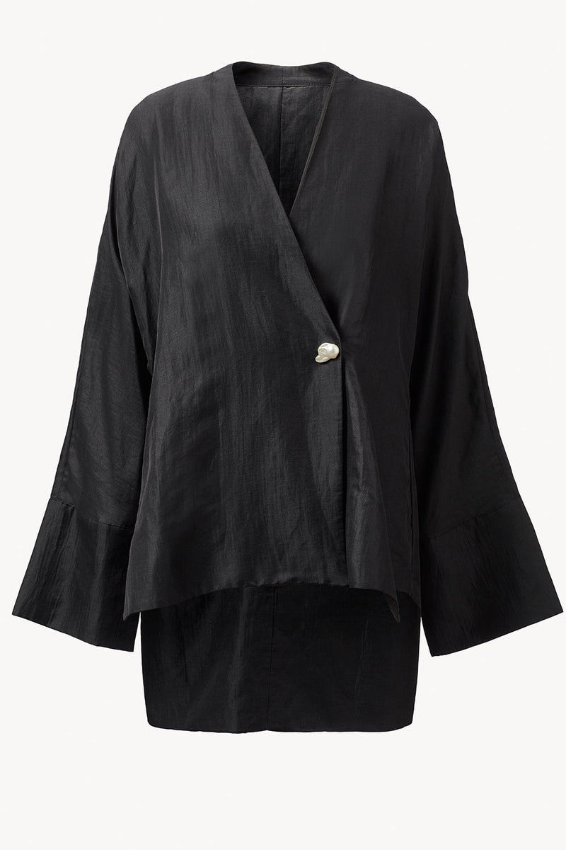 https://cdn.shopify.com/s/files/1/0155/8868/7920/files/suzi_top_tove_blk.jpg?v=1712335968