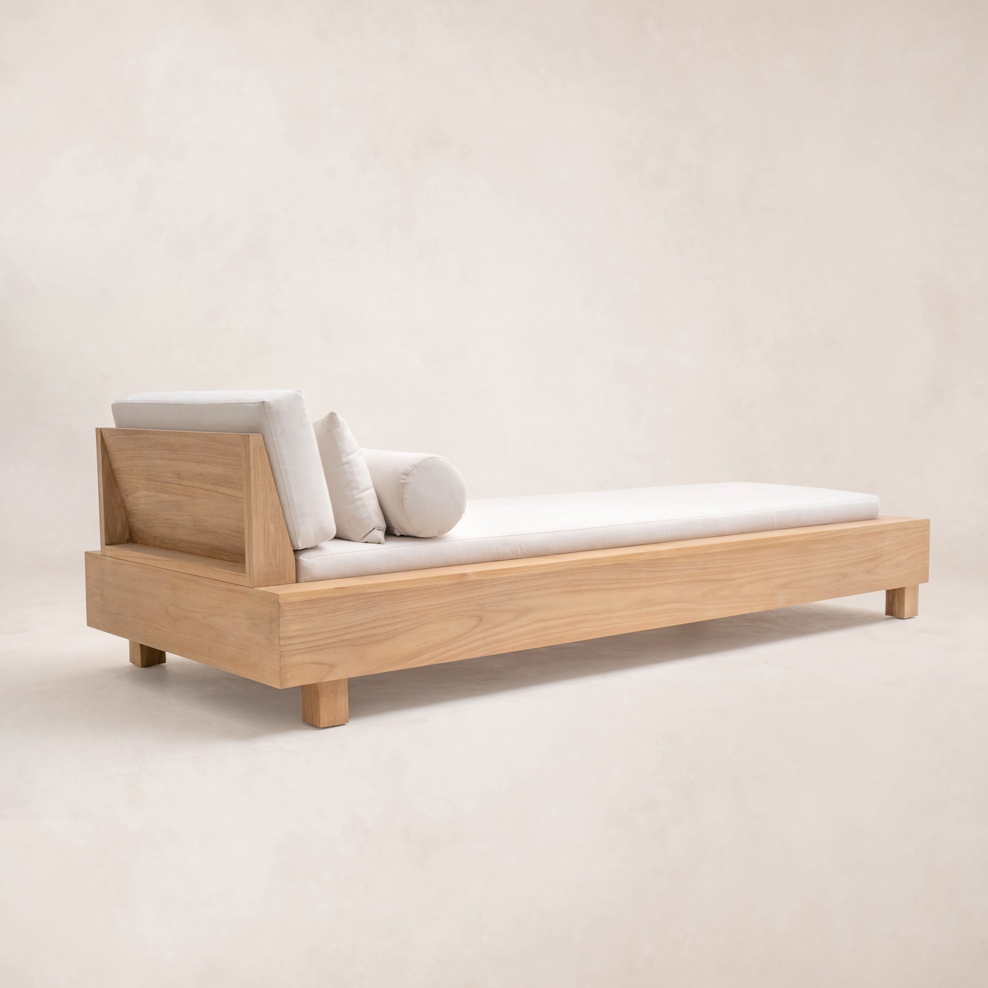 https://cdn.shopify.com/s/files/1/0593/2217/1565/files/teak-outdoor-double-daybed-quality.jpg?v=1740159346