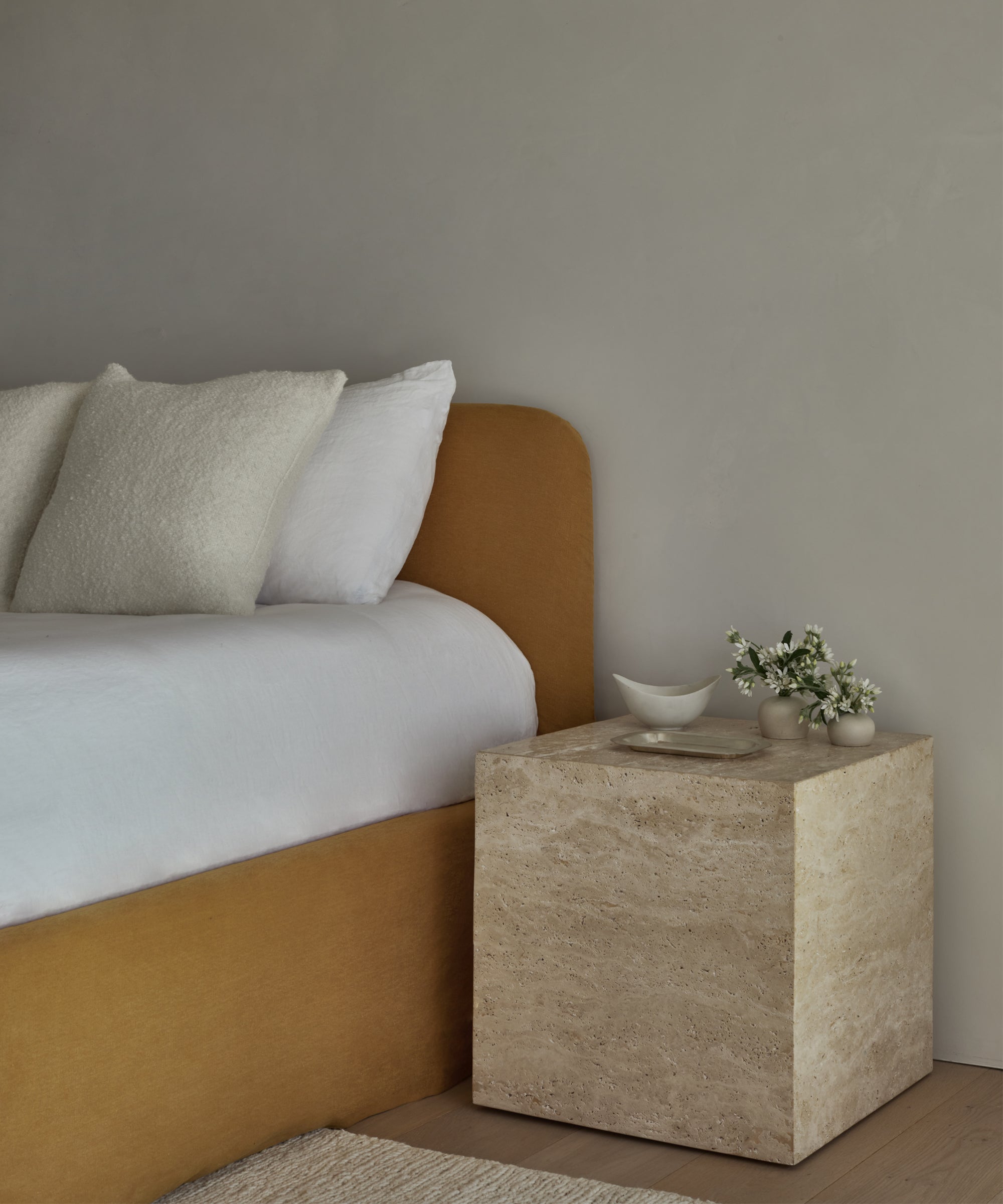 https://cdn.shopify.com/s/files/1/0565/1234/8333/files/travertine-sur-side-table-2.jpg?v=1683758844
