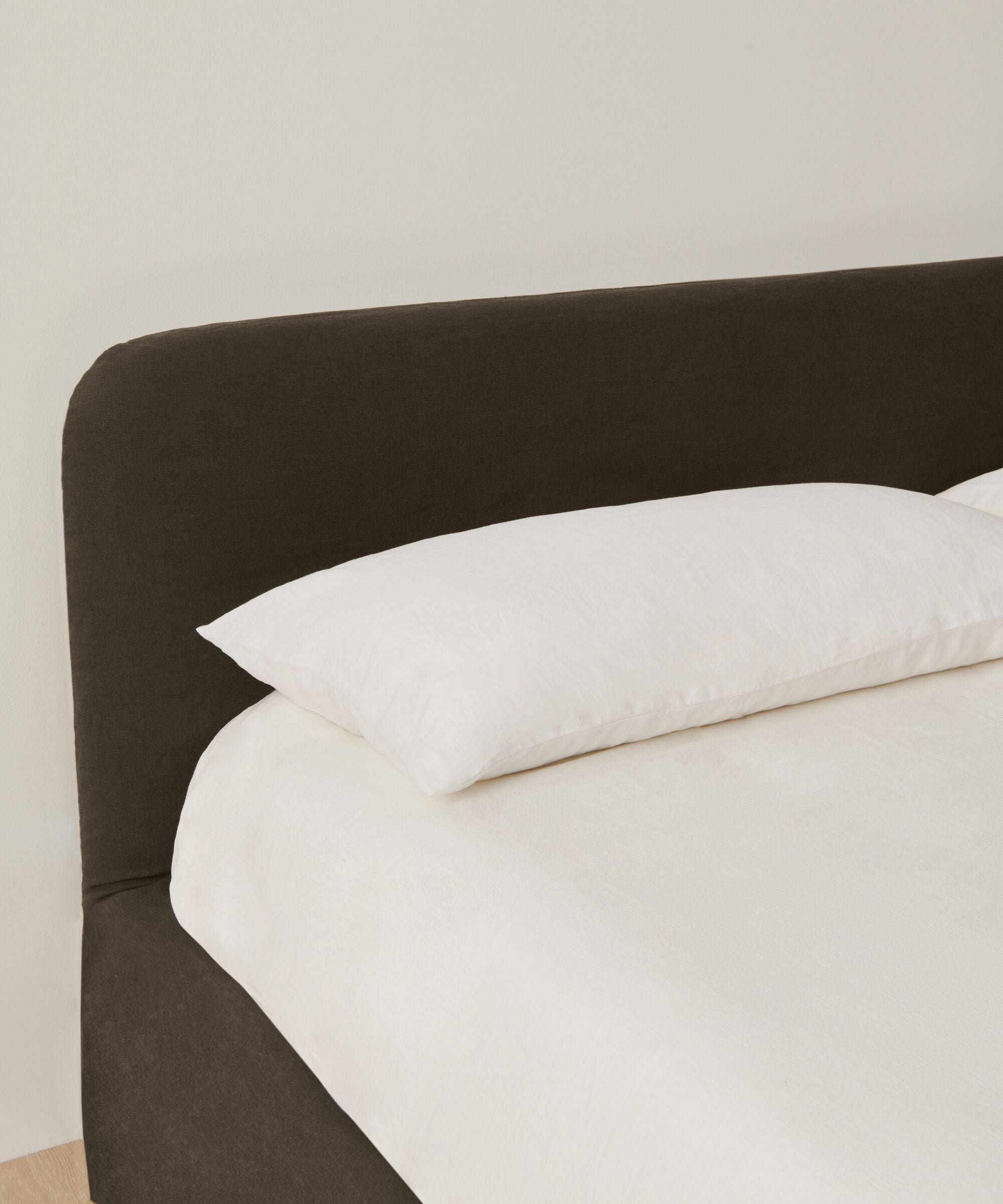 https://cdn.shopify.com/s/files/1/0565/1234/8333/files/upholstered-linen-cove-bed-jet-linen-02.jpg?v=1748974484