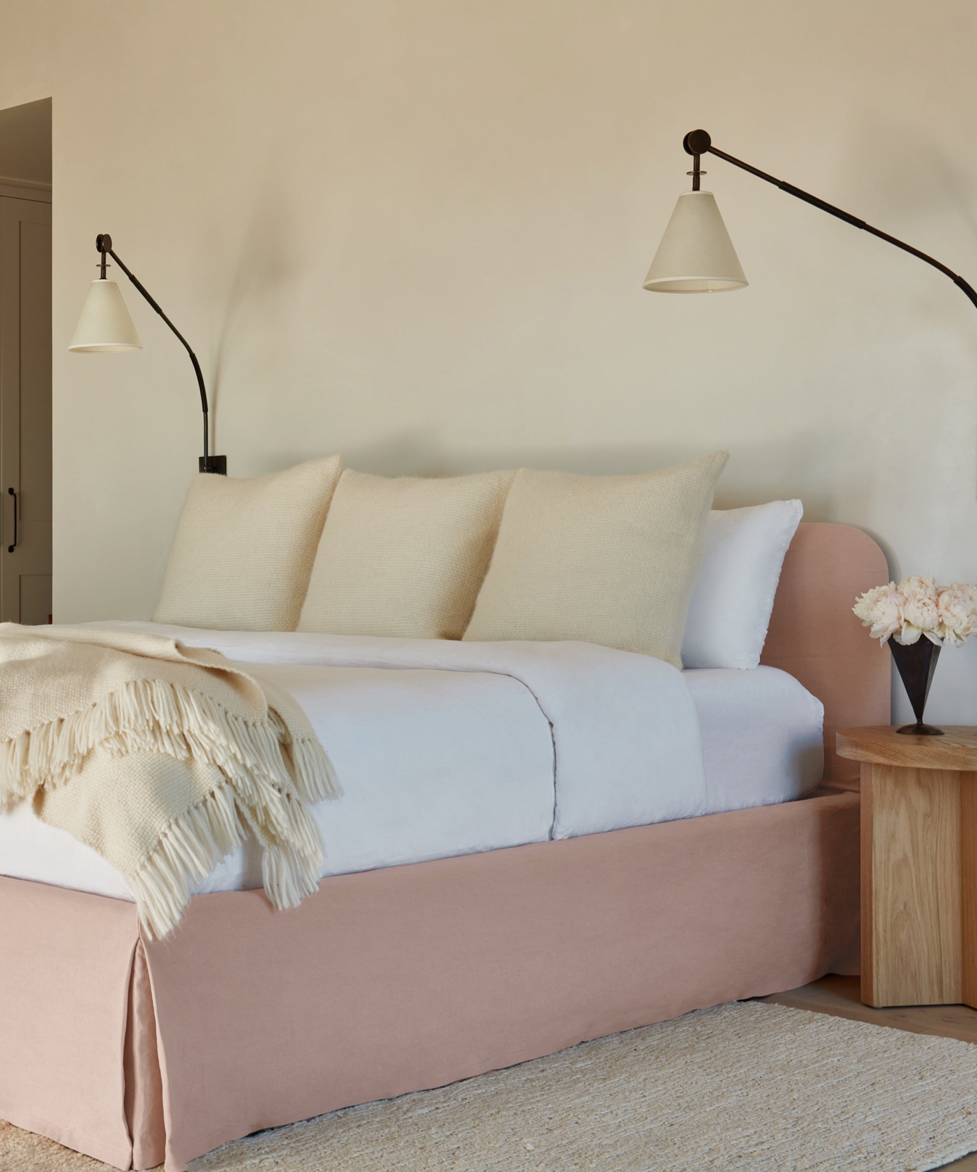 https://cdn.shopify.com/s/files/1/0565/1234/8333/files/upholstered-linen-cove-bed-shell-linen-4.jpg?v=1748980733