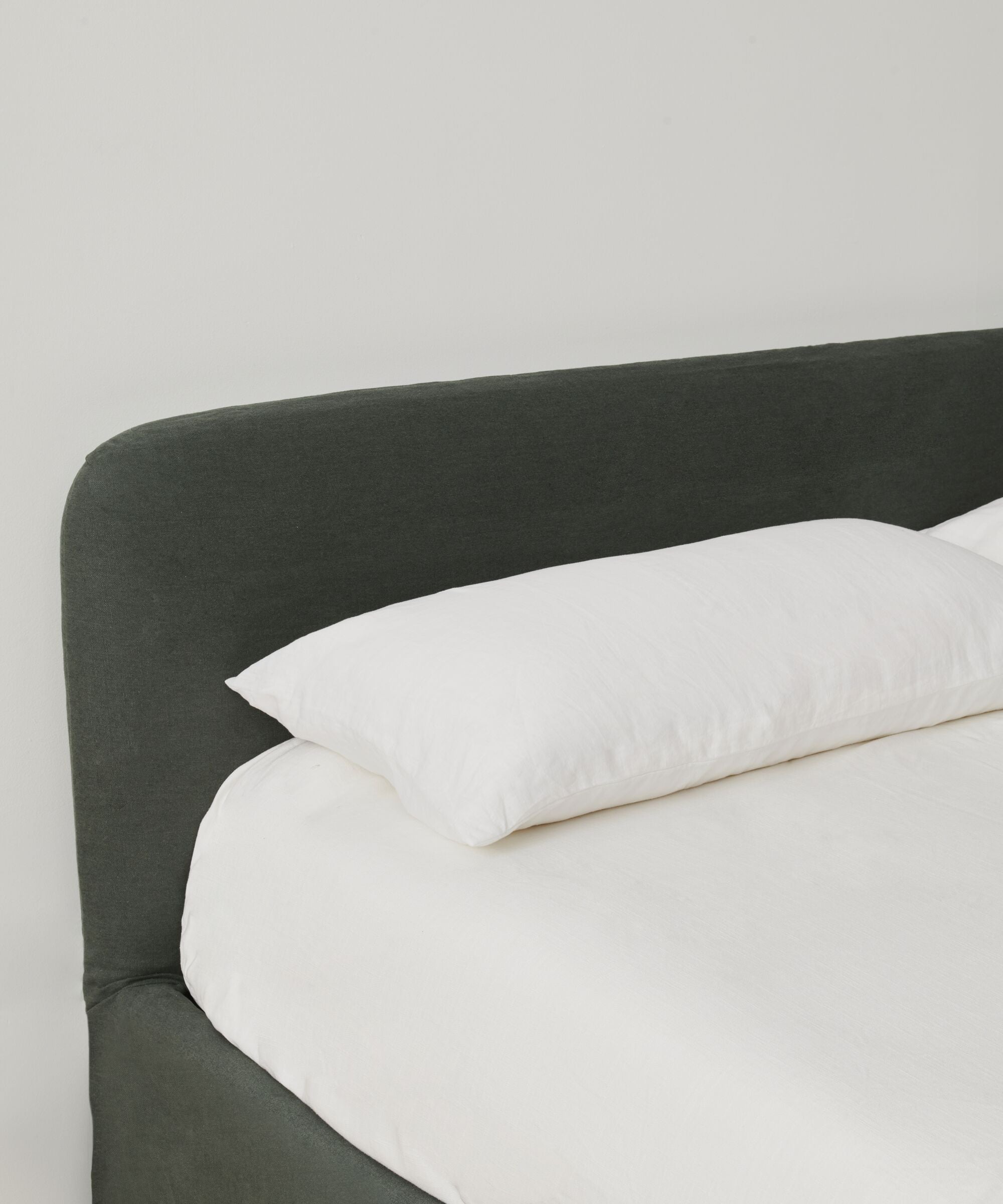 https://cdn.shopify.com/s/files/1/0565/1234/8333/files/upholstered-linen-cove-bed-slate-linen-2.jpg?v=1721326810