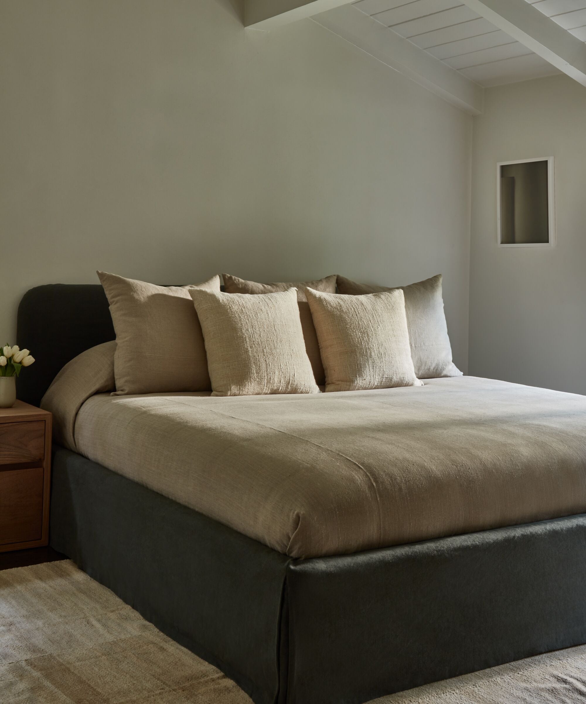 https://cdn.shopify.com/s/files/1/0565/1234/8333/files/upholstered-linen-cove-bed-slate-linen-3.jpg?v=1762182728