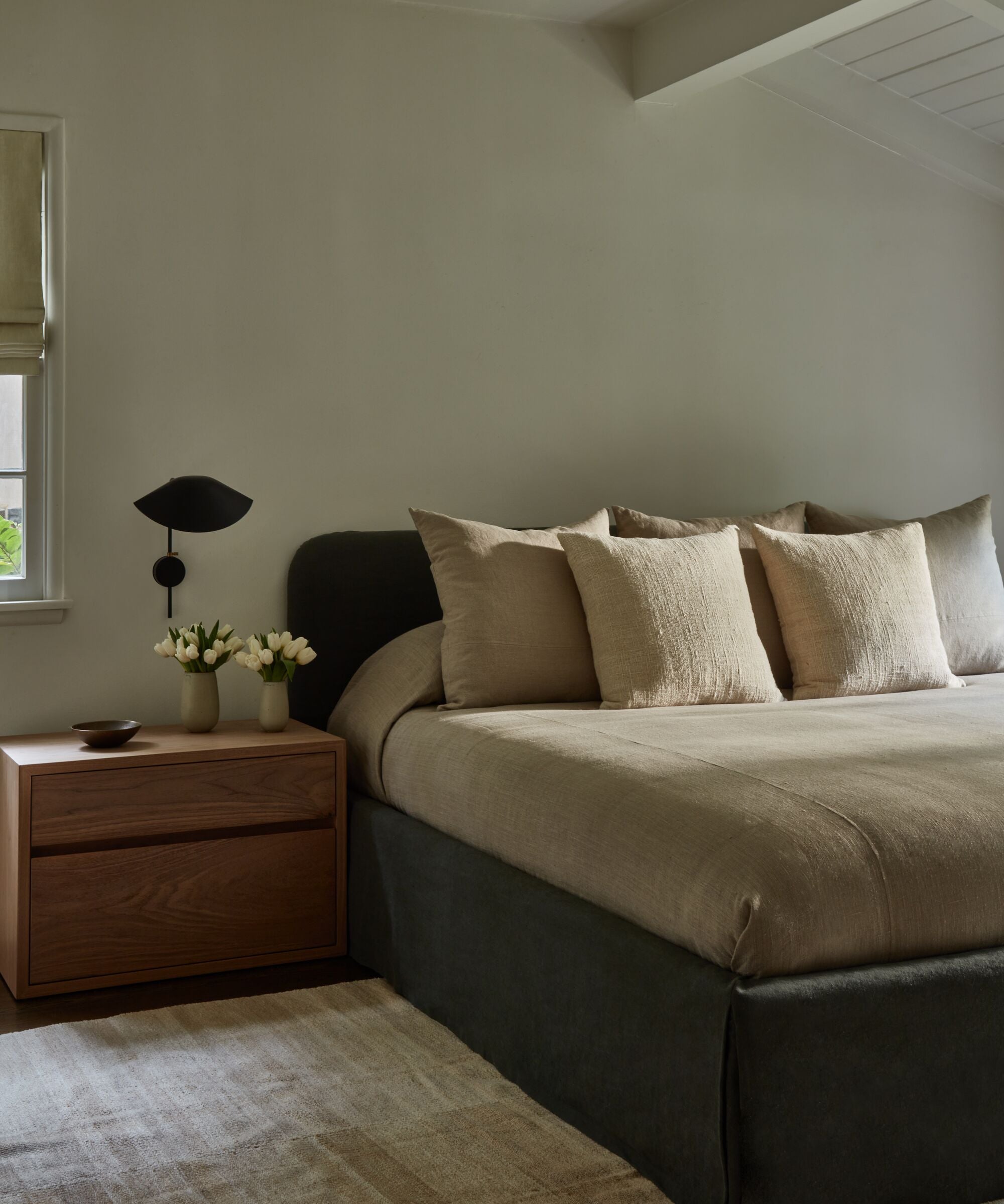 https://cdn.shopify.com/s/files/1/0565/1234/8333/files/upholstered-linen-cove-bed-slate-linen-4.jpg?v=1721326810
