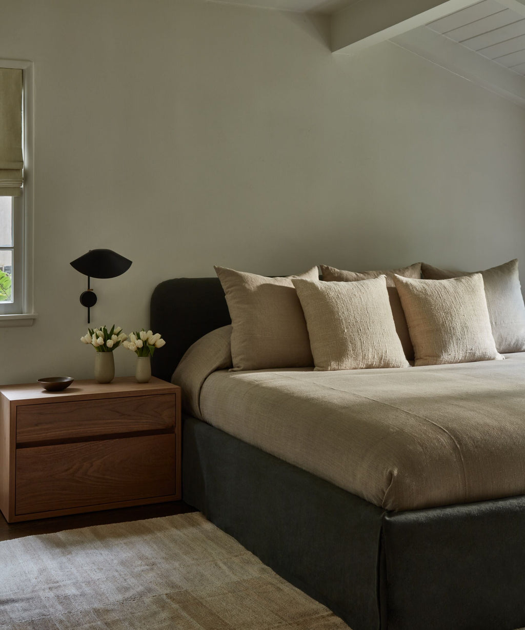 https://cdn.shopify.com/s/files/1/0565/1234/8333/files/upholstered-linen-cove-bed-slate-linen-4.jpg?v=1721326810