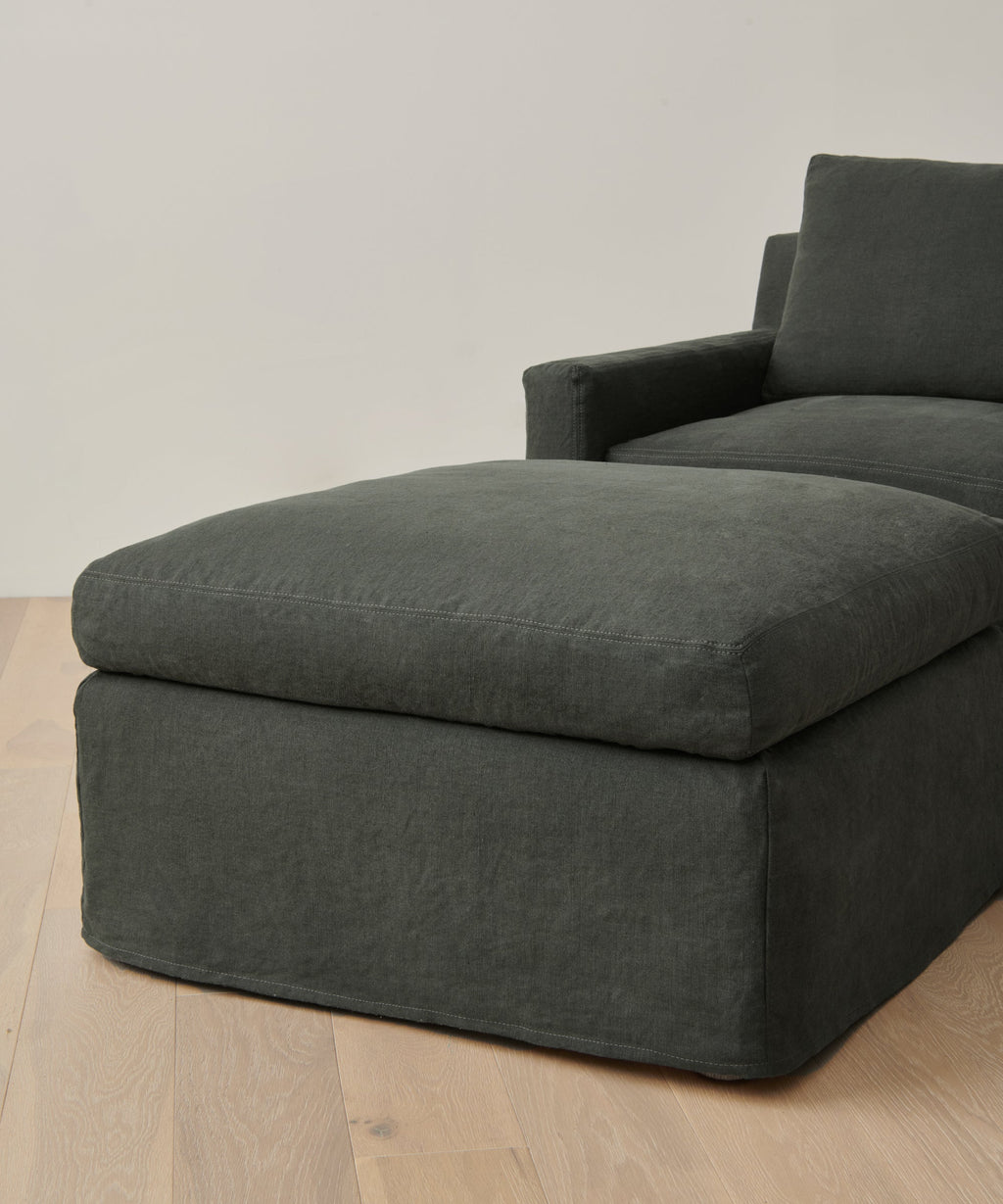 https://cdn.shopify.com/s/files/1/0565/1234/8333/files/upholstered-linen-harbor-ottoman-slate-linen-04.jpg?v=1687992057