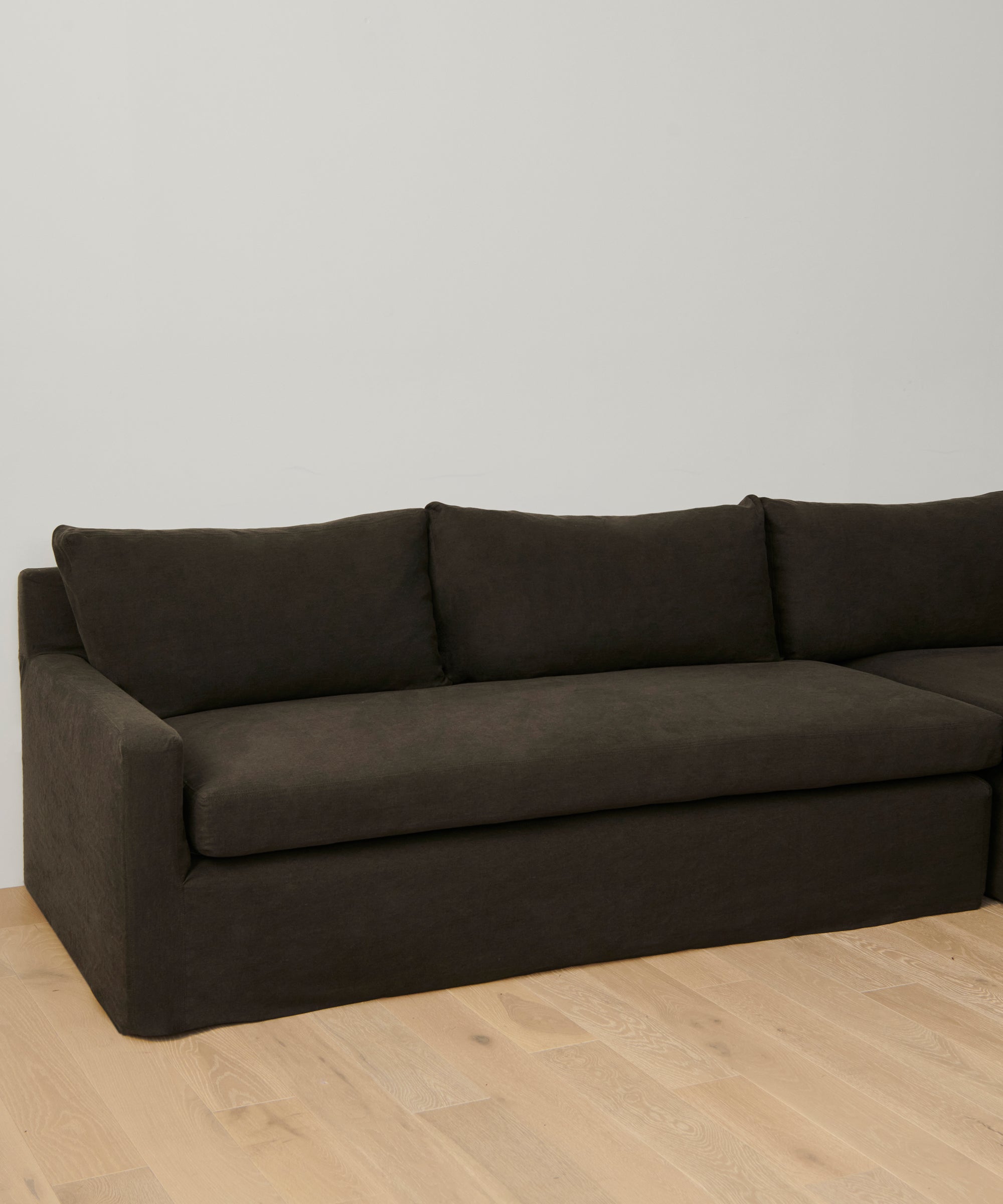 https://cdn.shopify.com/s/files/1/0565/1234/8333/files/upholstered-linen-harbor-sectional-jet-linen-2.jpg?v=1687897104