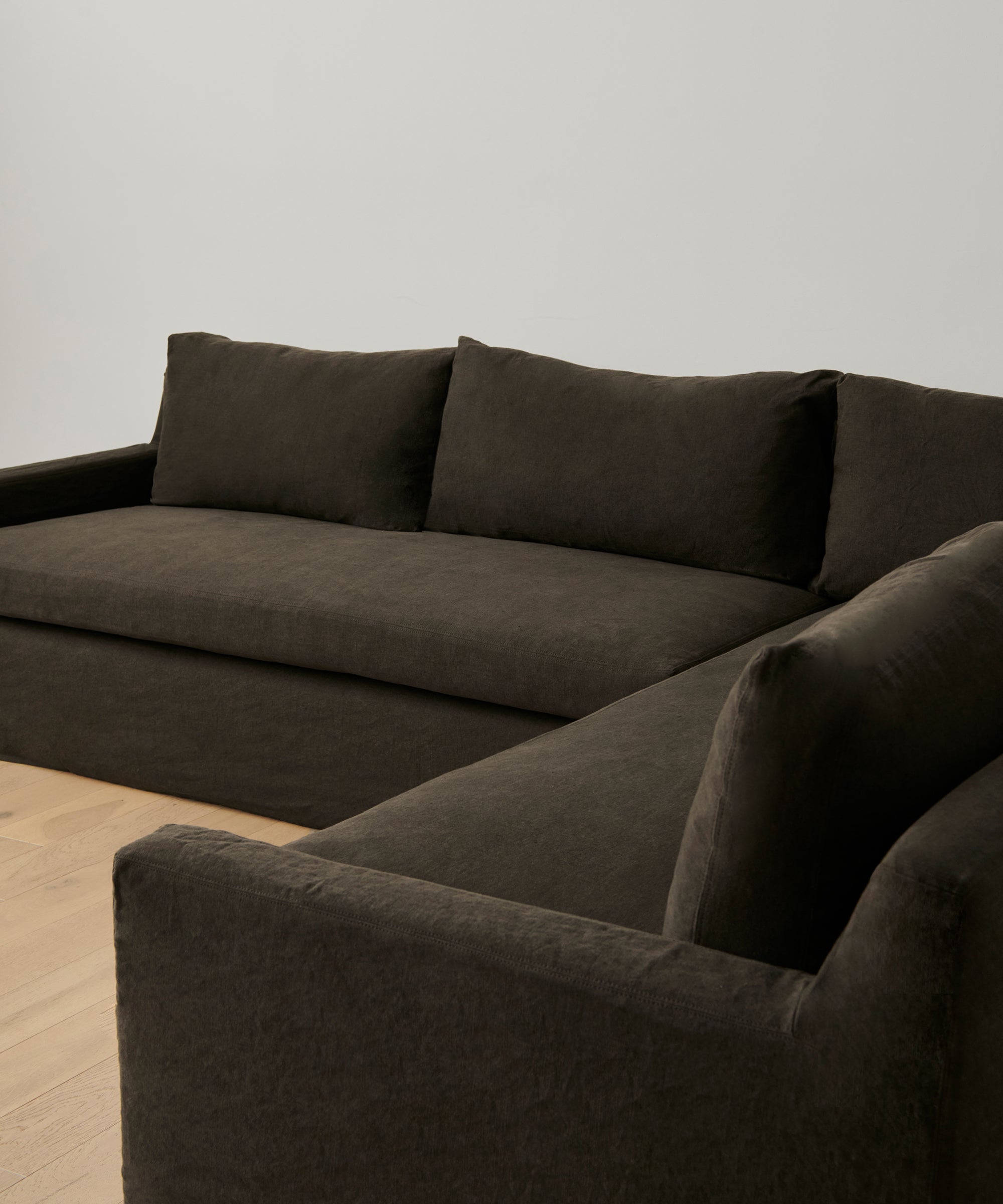 https://cdn.shopify.com/s/files/1/0565/1234/8333/files/upholstered-linen-harbor-sectional-jet-linen-3.jpg?v=1687897105