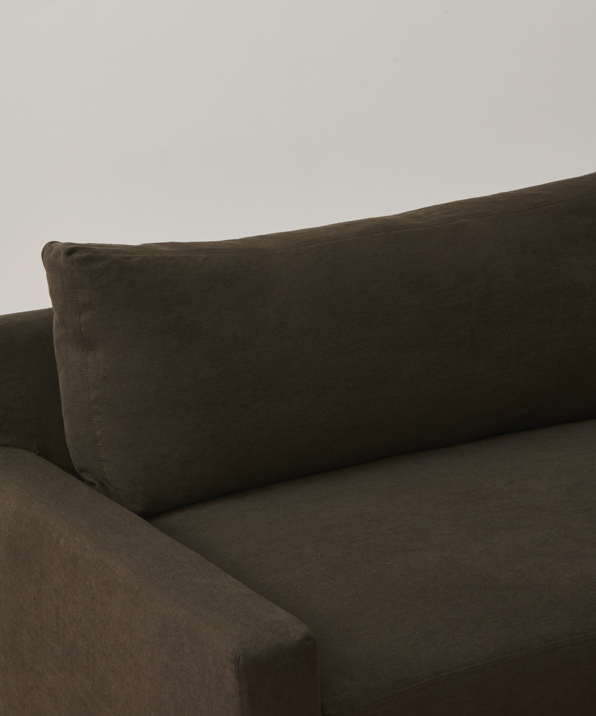 https://cdn.shopify.com/s/files/1/0565/1234/8333/files/upholstered-linen-harbor-sofa-jet-linen-2.jpg?v=1744413404