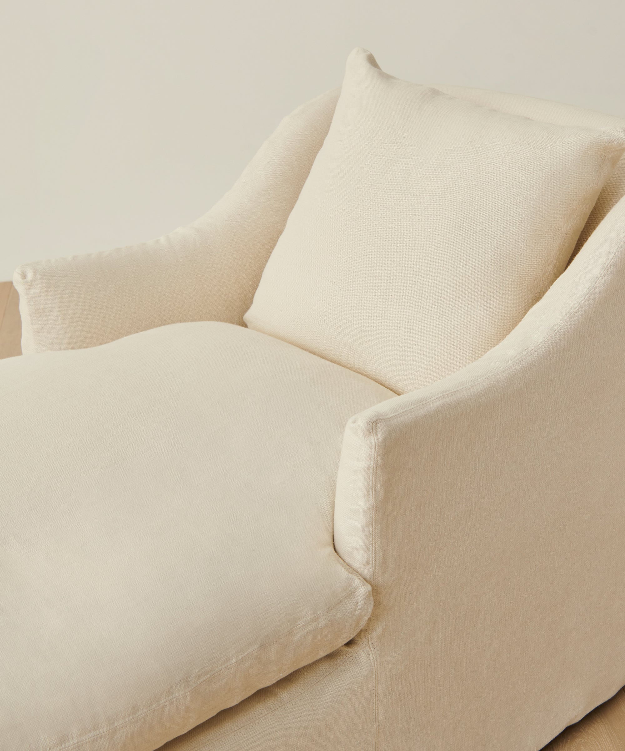 https://cdn.shopify.com/s/files/1/0565/1234/8333/files/upholstered-linen-miramar-chaise-pearl-linen-2.jpg?v=1695599231