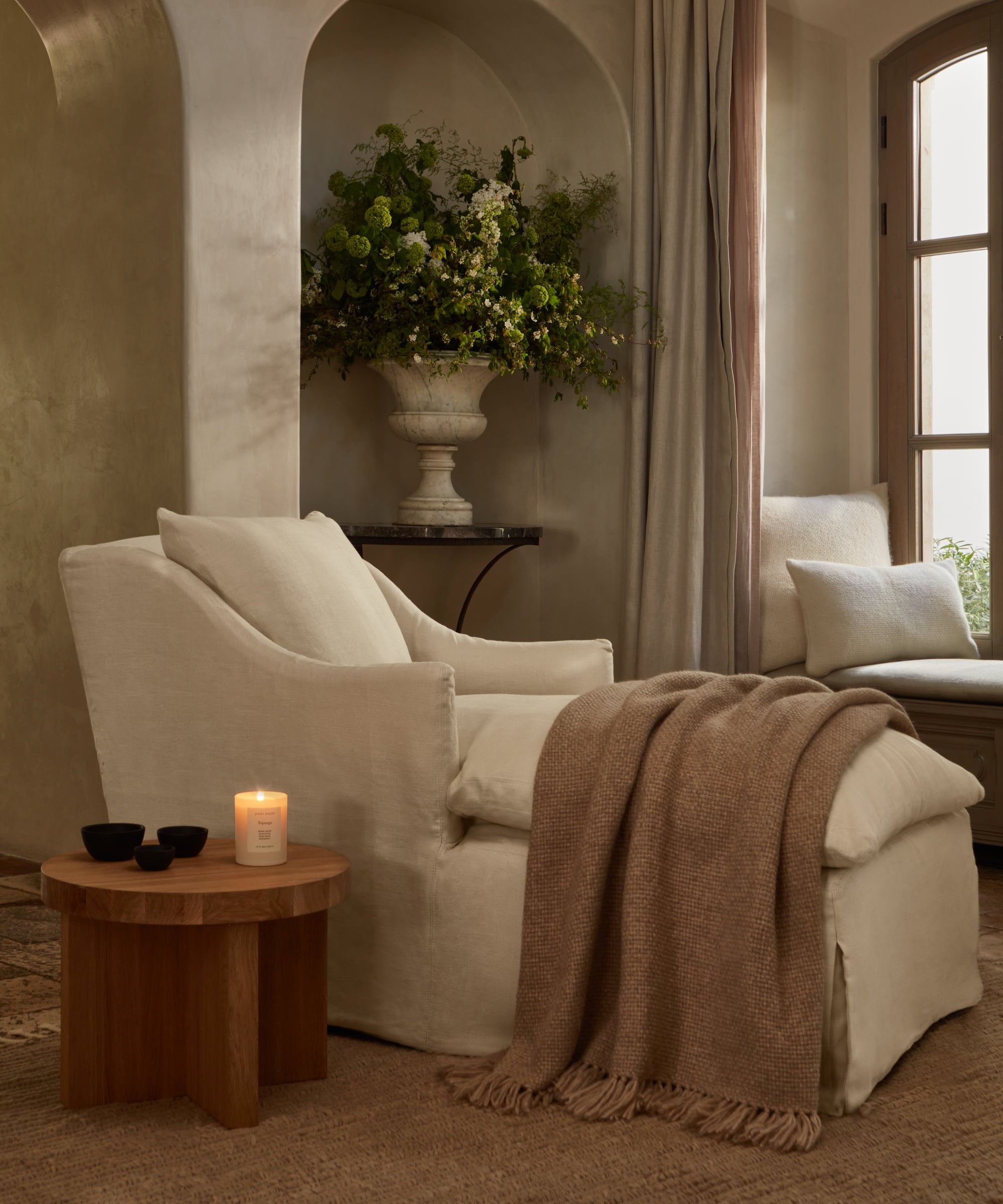 https://cdn.shopify.com/s/files/1/0565/1234/8333/files/upholstered-linen-miramar-chaise-pearl-linen-3.jpg?v=1695599231