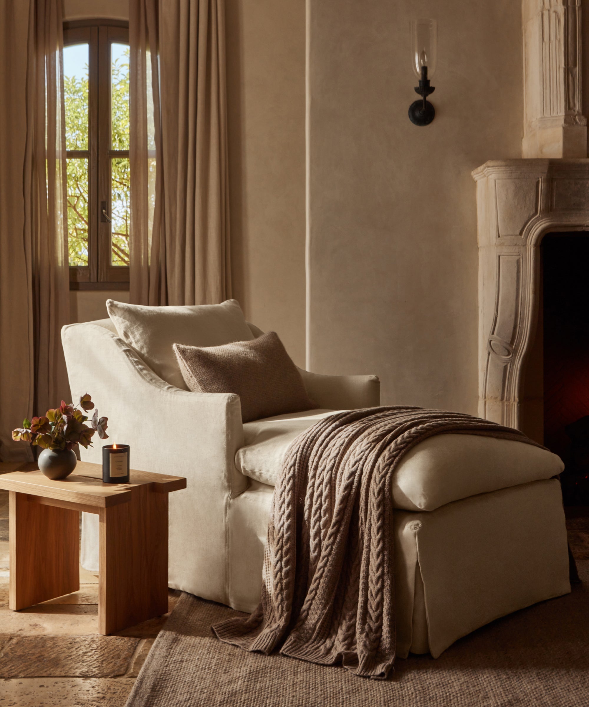 https://cdn.shopify.com/s/files/1/0565/1234/8333/files/upholstered-linen-miramar-chaise-pearl-linen-4.jpg?v=1695599231