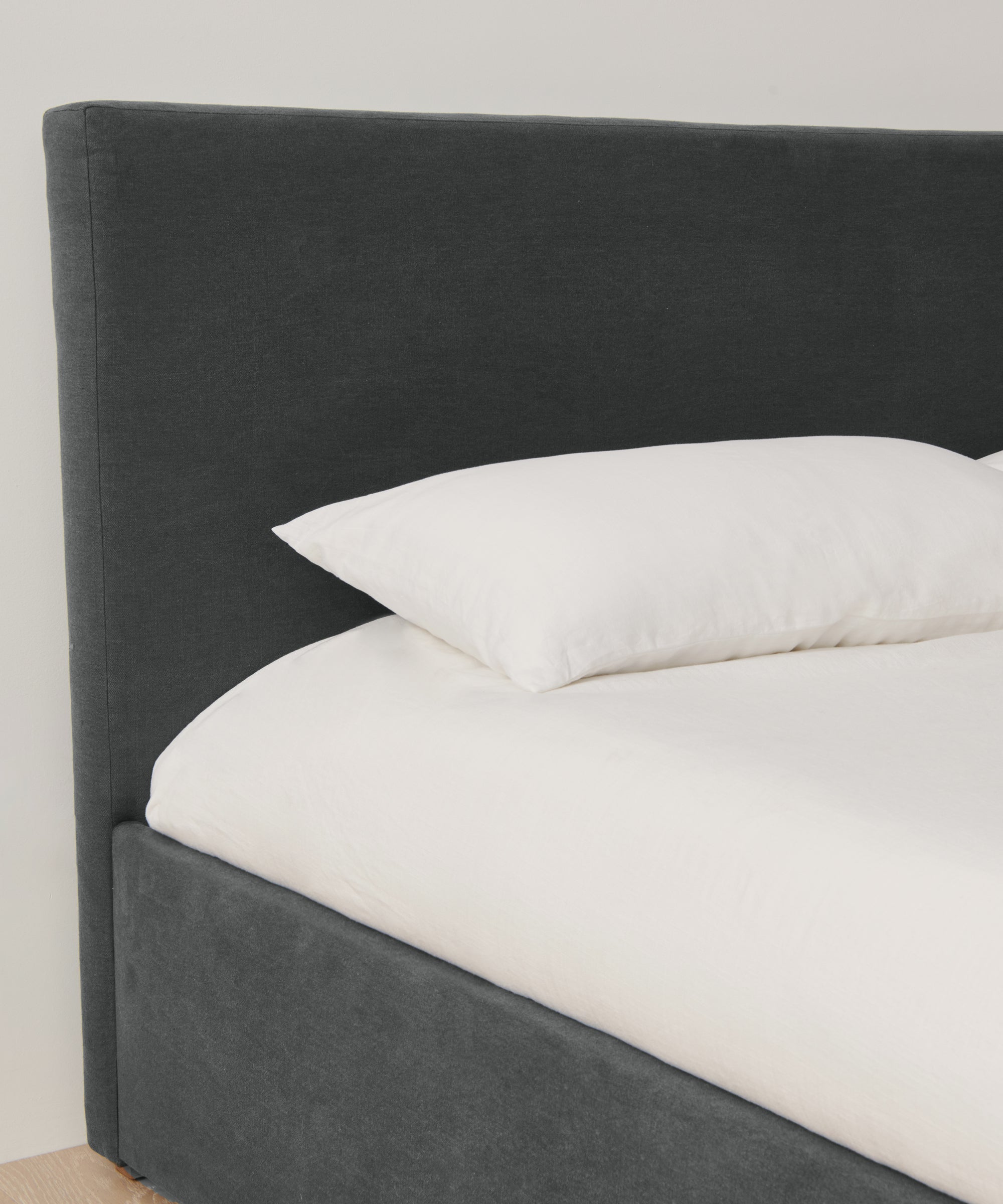 https://cdn.shopify.com/s/files/1/0565/1234/8333/products/upholstered-linen-pacific-bed-slate-linen-2.jpg?v=1721335679