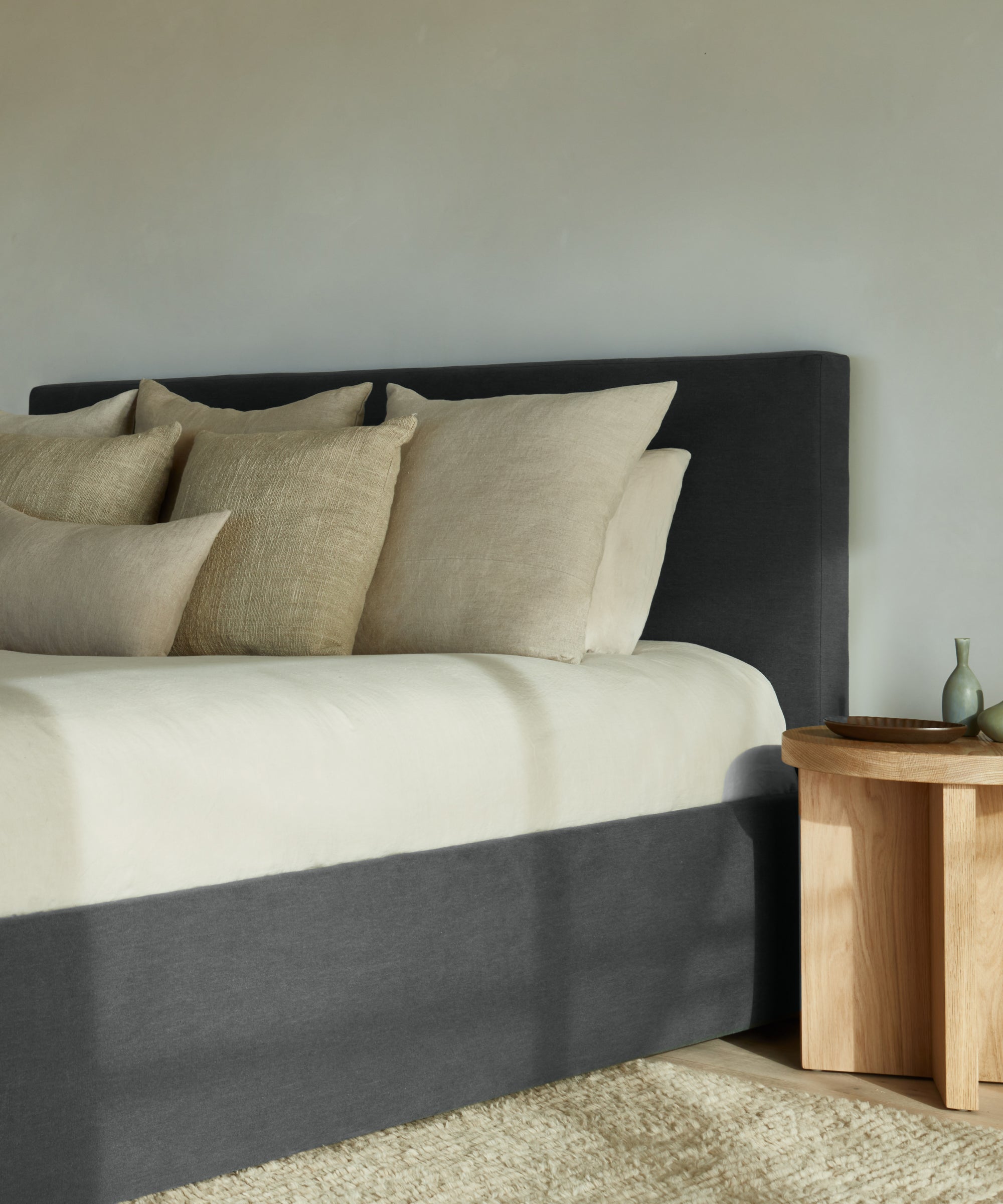 https://cdn.shopify.com/s/files/1/0565/1234/8333/products/upholstered-linen-slate-pacfic-bed-furniture-01.jpg?v=1721335679