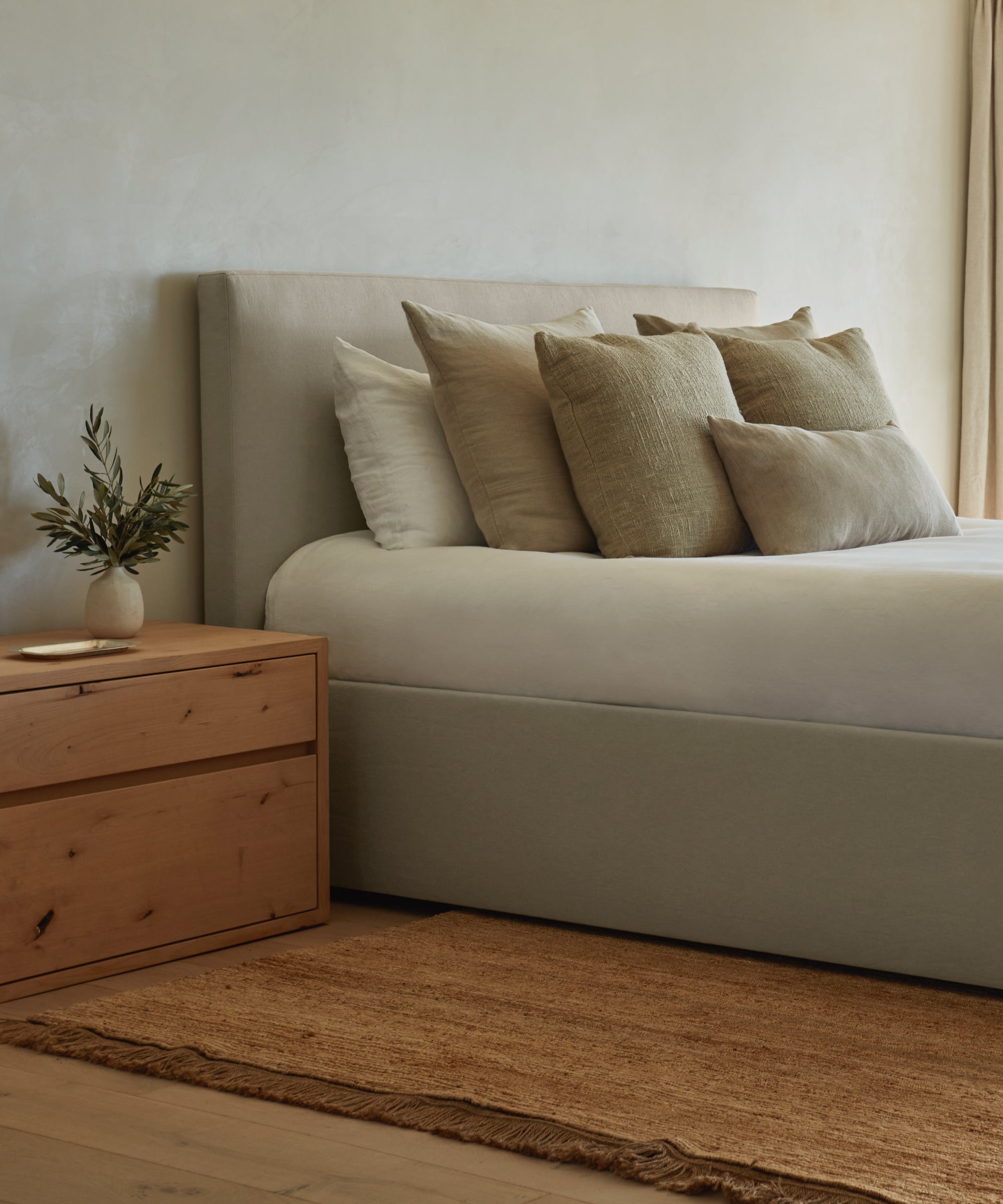 https://cdn.shopify.com/s/files/1/0565/1234/8333/products/upholstered-linen-stone-pacific-bed-furniture-02.jpg?v=1680112979
