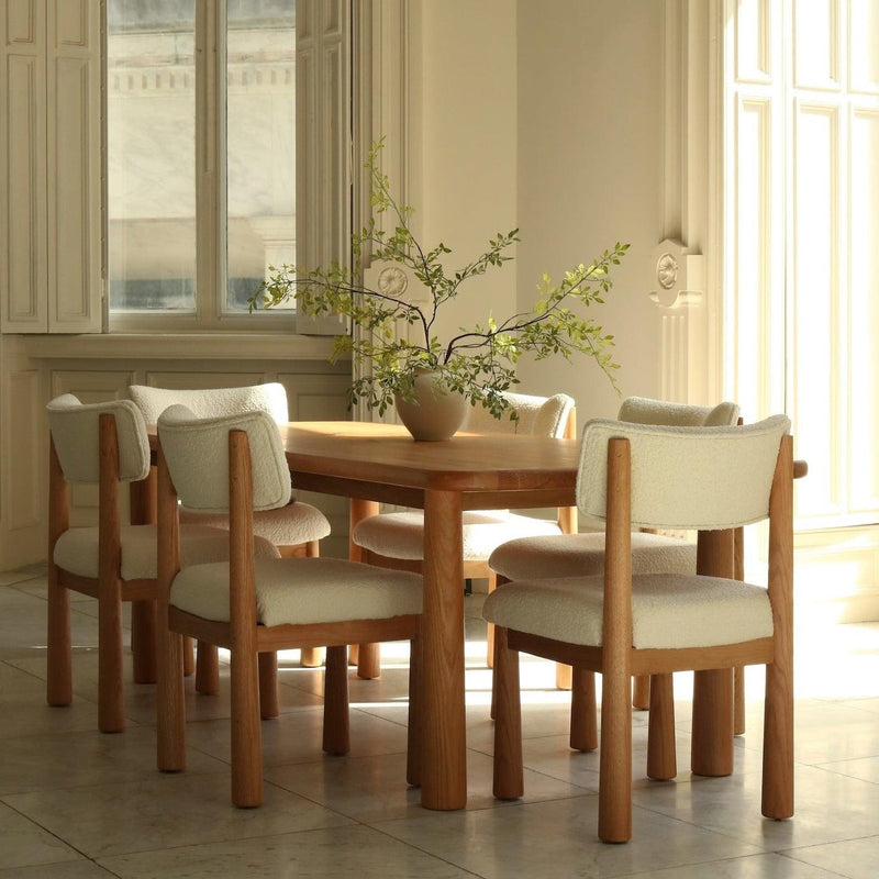 https://cdn.shopify.com/s/files/1/0593/2217/1565/files/upholstered-white-boucle-dining-chairs_3e4e880d-46cb-4255-94be-a9f27a16b57b.jpg?v=1738260074