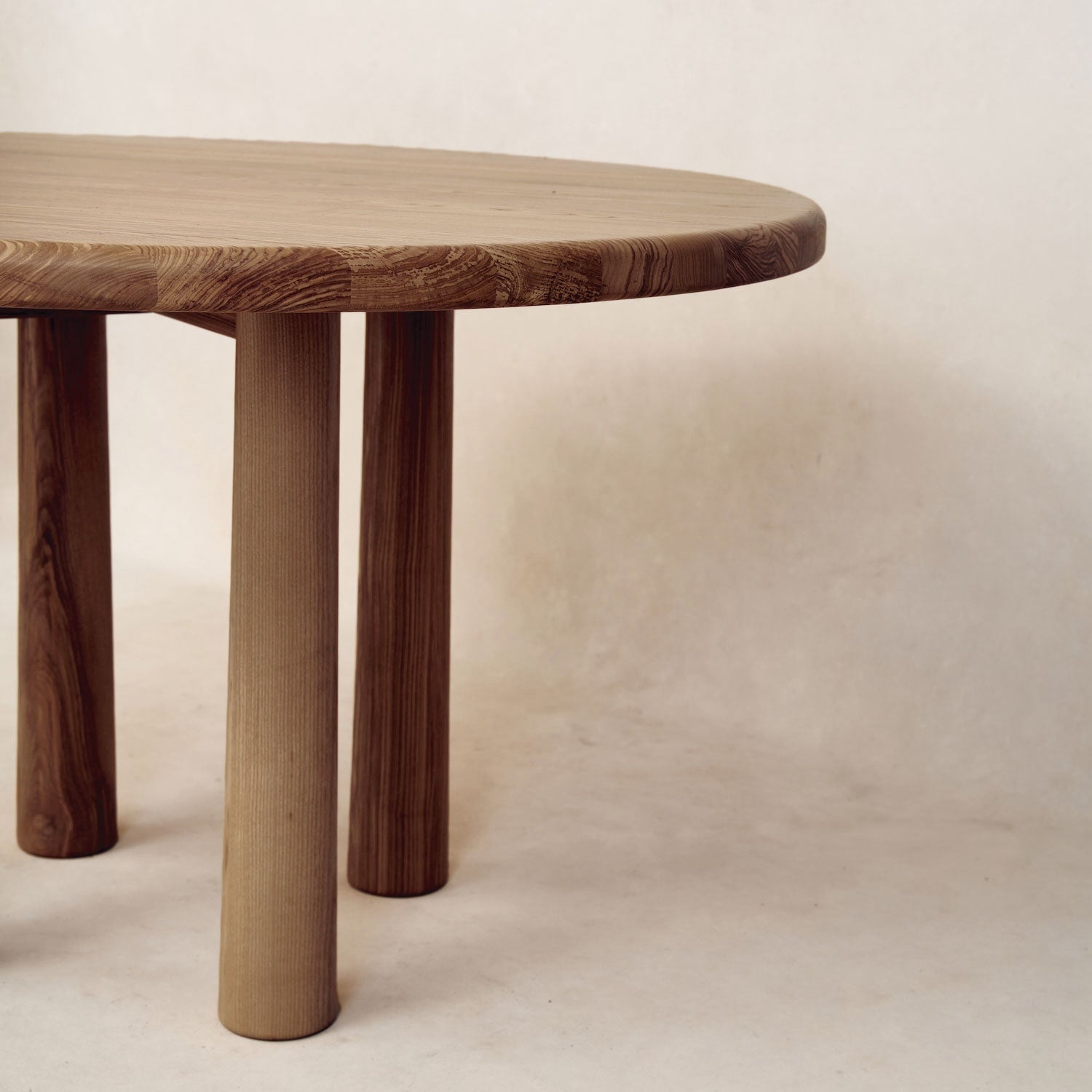 https://cdn.shopify.com/s/files/1/0593/2217/1565/files/walnut-solid-wood-dining-table-house-of-leon.jpg?v=1728674787