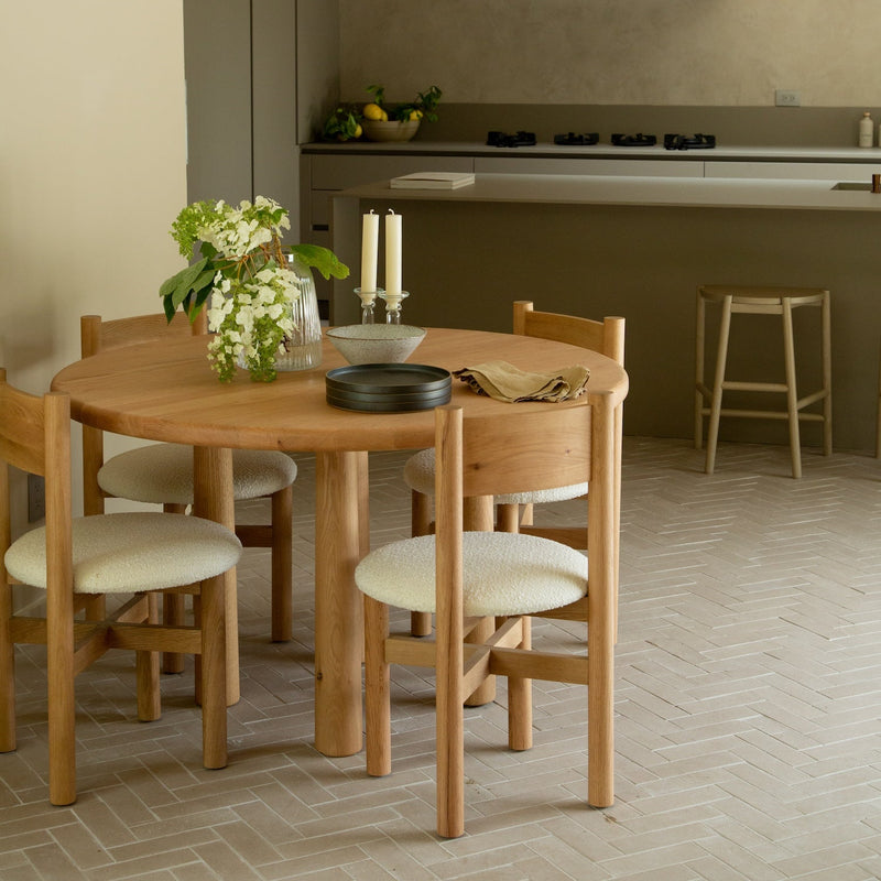 https://cdn.shopify.com/s/files/1/0593/2217/1565/files/white-oak-round-dining-table_f20e1678-d796-4d23-bee6-03c4f538e37b.jpg?v=1738263560