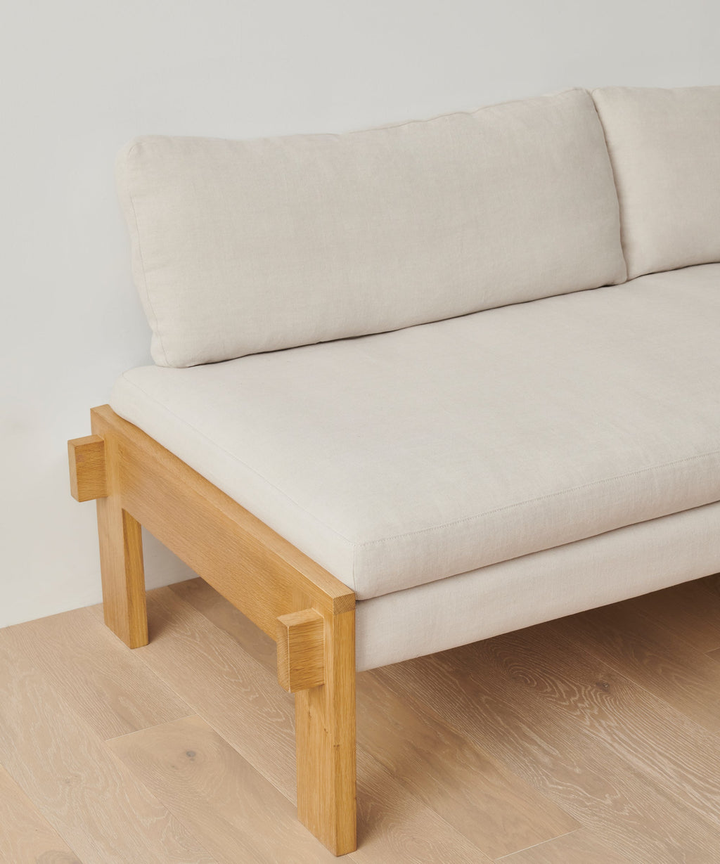 https://cdn.shopify.com/s/files/1/0565/1234/8333/products/ynez-daybed-oak-upholsted-natural-linen-02.jpg?v=1681749054