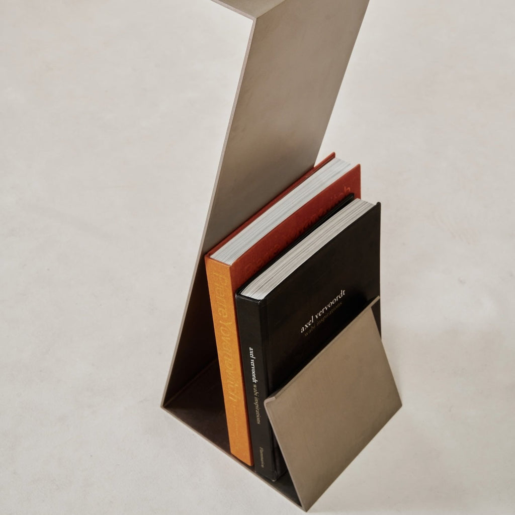 https://cdn.shopify.com/s/files/1/0593/2217/1565/files/zig-zag-cocktail-table-magazine.jpg?v=1740429355