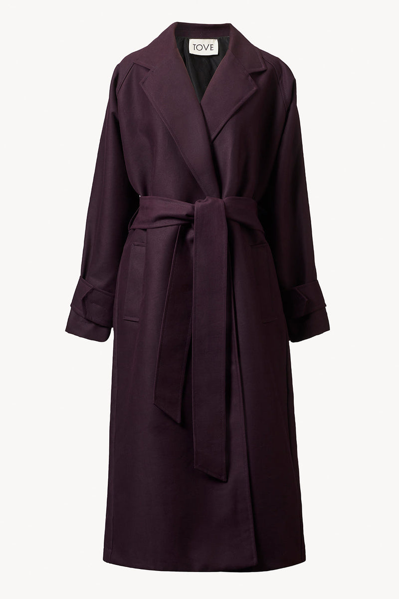 https://cdn.shopify.com/s/files/1/0155/8868/7920/files/zuri_trench_tove_046df6ff-c5ed-4d2d-8331-14b8cc080af0.jpg?v=1732828950